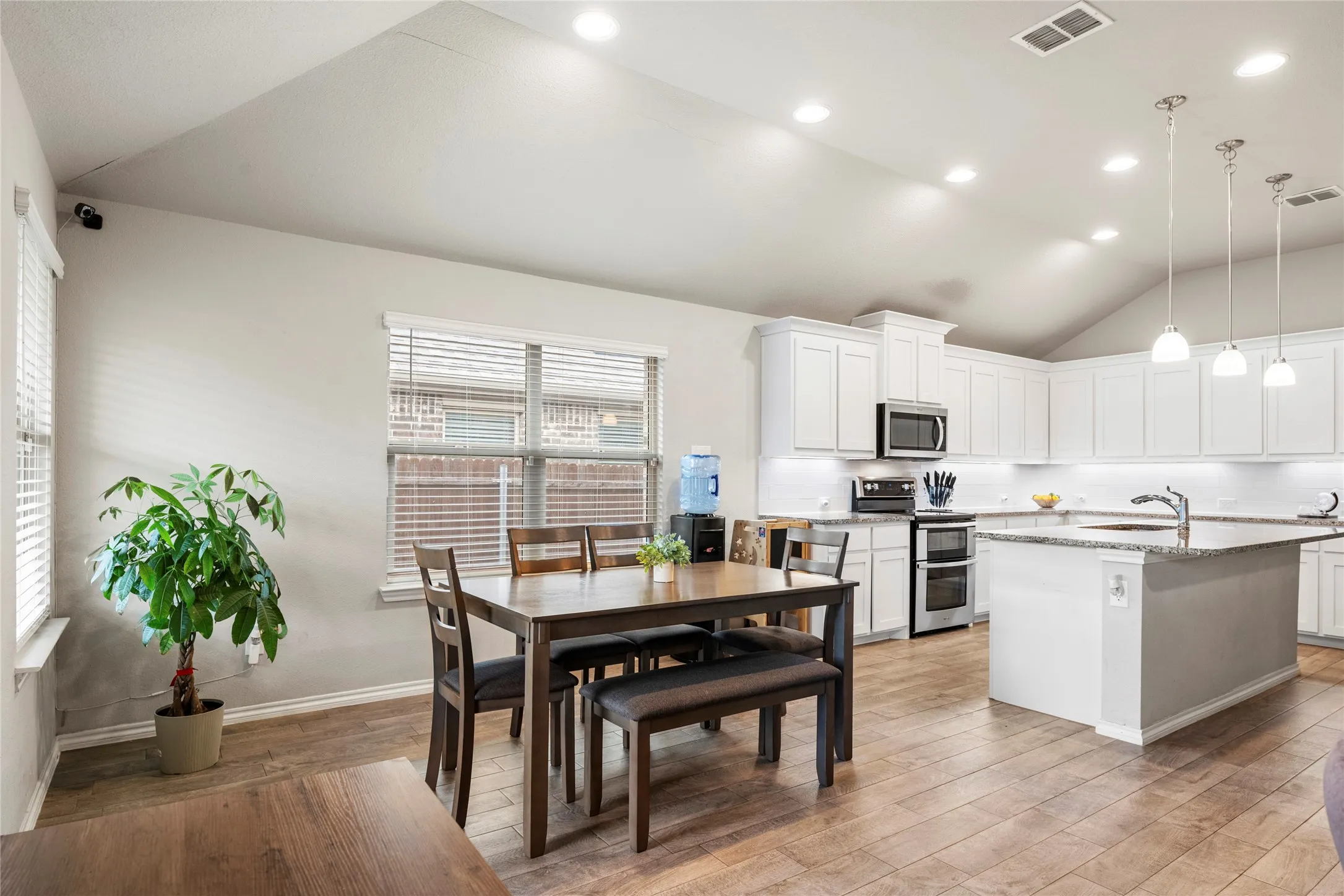 Large enough dining space for a larger dining table too.....