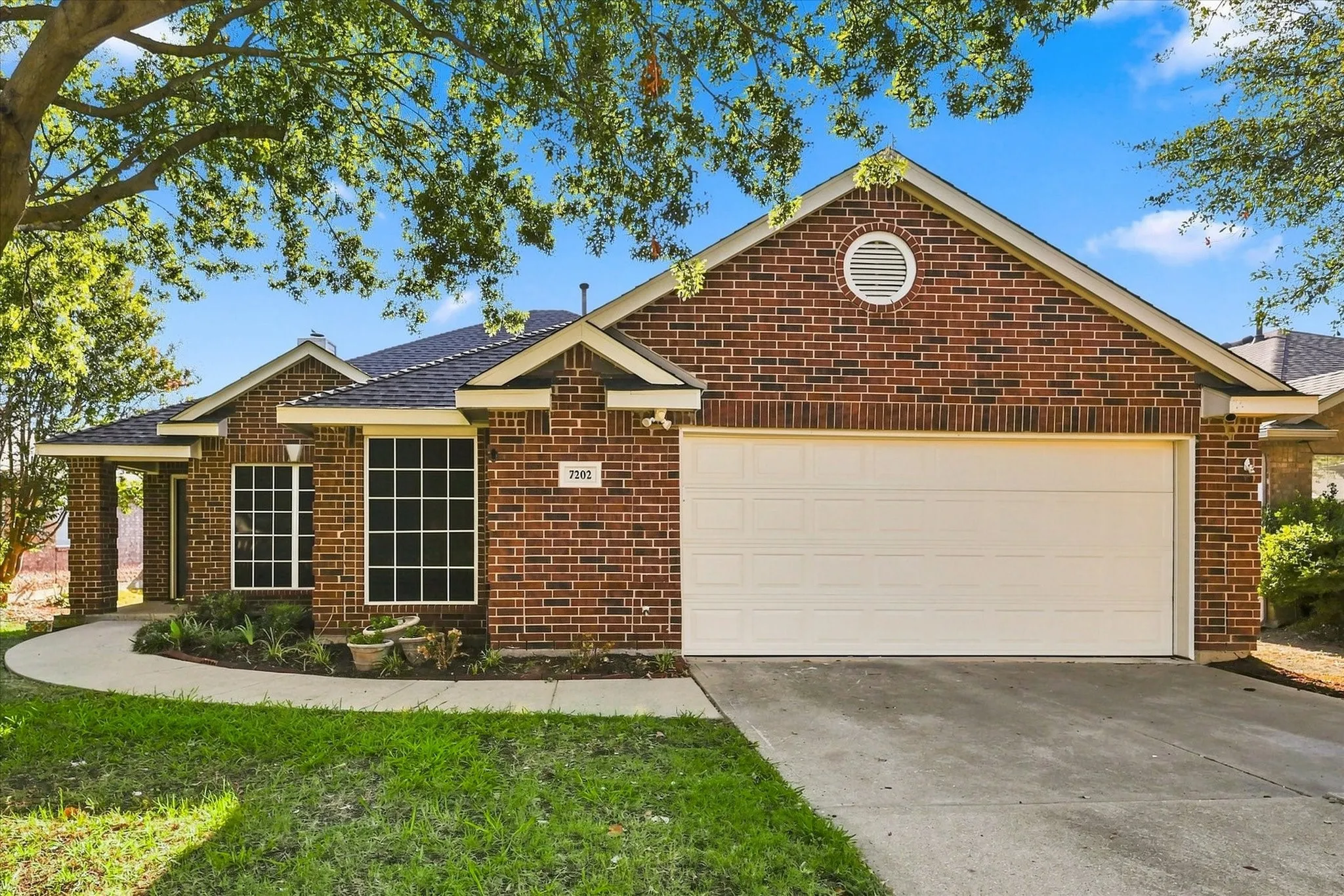 Single Family Residence For Sale in Collin County , 7202 Hillshire Lane, Sachse, Texas 75048, 3 Bedroom, 2 Bathroom, 2 Garage spaces, 1,711 Sqft, built in 2001, mls#21372615, Real Estate Agent in Sachse, Homes For Sale in Collin county, Homes For Sale in Sachse, Realtor in Sachse Texas, Real Estate Brokerage Independent Realty Texas, Luminita Cordes Realtor
