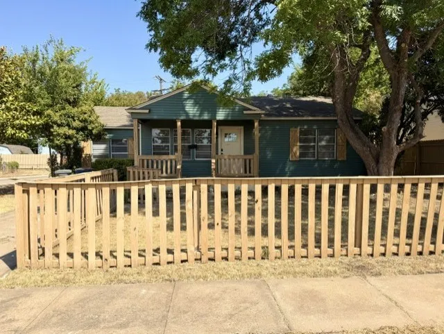 Single Family Residence For Sale in Dallas County , 2681 Texas Drive, Dallas, Texas 75211, 5 Bedroom, 2 Bathroom, Garage spaces, 1,867 Sqft, built in 1950, mls#21371955, Real Estate Agent in Dallas, Homes For Sale in Dallas county, Homes For Sale in Dallas, Realtor in Dallas Texas, Real Estate Brokerage Independent Realty Texas, Luminita Cordes Realtor