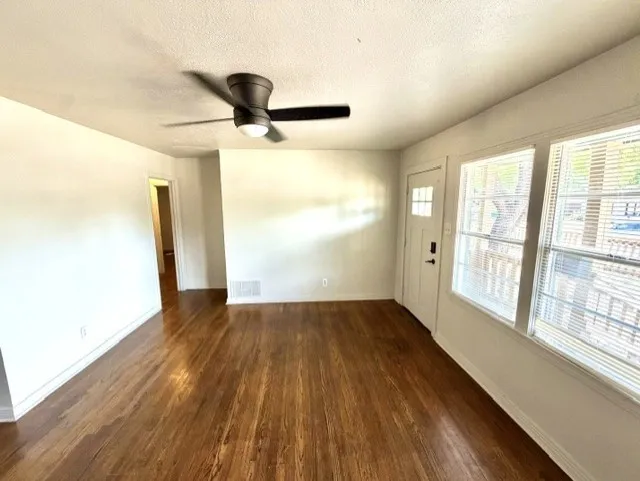 Single Family Residence For Sale in Dallas County , 2681 Texas Drive, Dallas, Texas 75211, 5 Bedroom, 2 Bathroom, Garage spaces, 1,867 Sqft, built in 1950, mls#21371955, Real Estate Agent in Dallas, Homes For Sale in Dallas county, Homes For Sale in Dallas, Realtor in Dallas Texas, Real Estate Brokerage Independent Realty Texas, Luminita Cordes Realtor