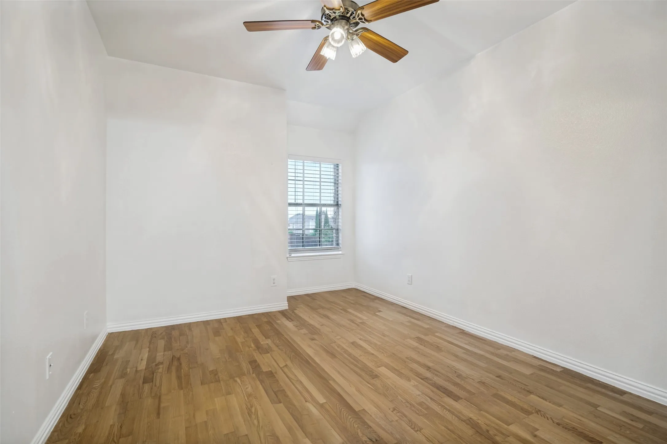 Single Family Residence For Sale in Collin County , 7207 Canary Lane, Sachse, Texas 75048, 5 Bedroom, 3 Bathroom, 2 Garage spaces, 3,108 Sqft, built in 2001, mls#21372680, Real Estate Agent in Sachse, Homes For Sale in Collin county, Homes For Sale in Sachse, Realtor in Sachse Texas, Real Estate Brokerage Independent Realty Texas, Luminita Cordes Realtor