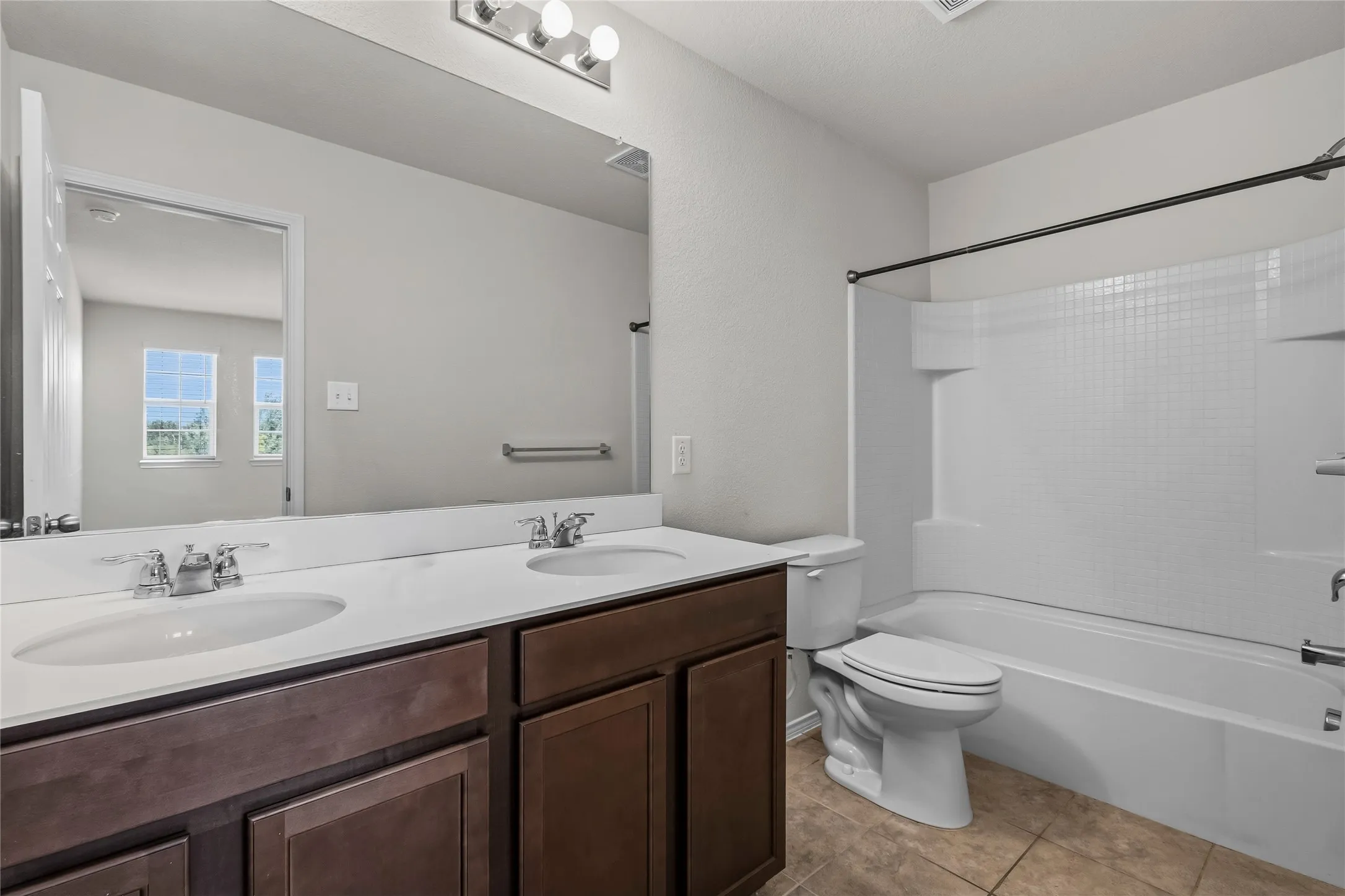Single Family Residence For Sale in Kaufman County , 1009 Norias Drive, Forney, Texas 75126, 4 Bedroom, 3 Bathroom, 2 Garage spaces, 2,485 Sqft, built in 2019, mls#21349645, Real Estate Agent in Forney, Homes For Sale in Kaufman county, Homes For Sale in Forney, Realtor in Forney Texas, Real Estate Brokerage Independent Realty Texas, Luminita Cordes Realtor