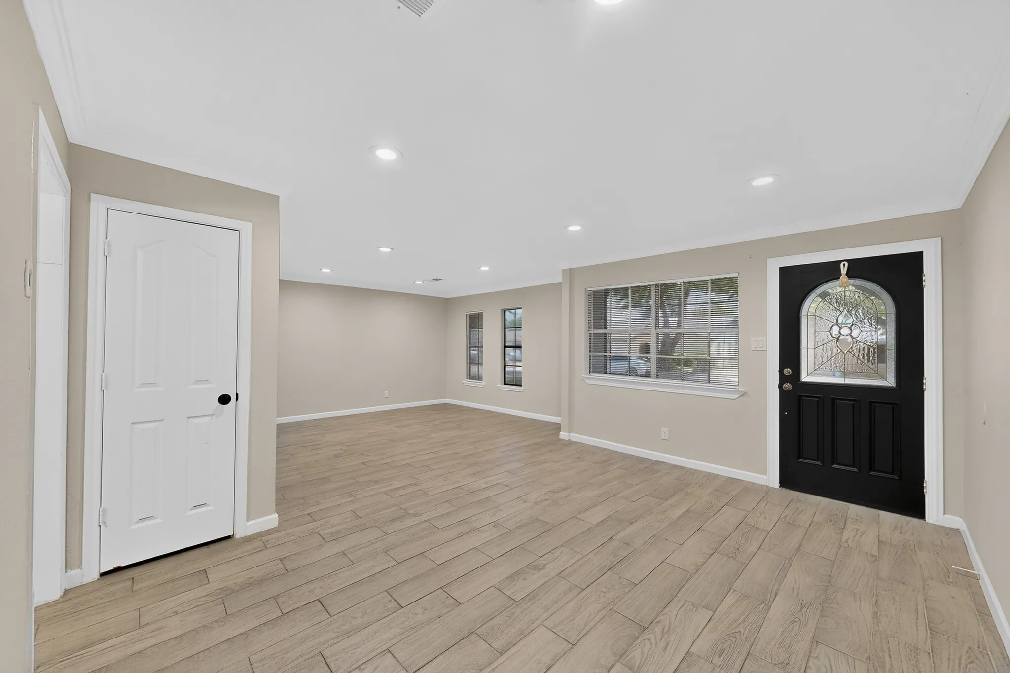 Single Family Residence For Sale in Dallas County , 2441 Lakeshore Drive, Grand Prairie, Texas 75051, 3 Bedroom, 2 Bathroom, Garage spaces, 1,303 Sqft, built in 1971, mls#21371049, Real Estate Agent in Grand Prairie, Homes For Sale in Dallas county, Homes For Sale in Grand Prairie, Realtor in Grand Prairie Texas, Real Estate Brokerage Independent Realty Texas, Luminita Cordes Realtor