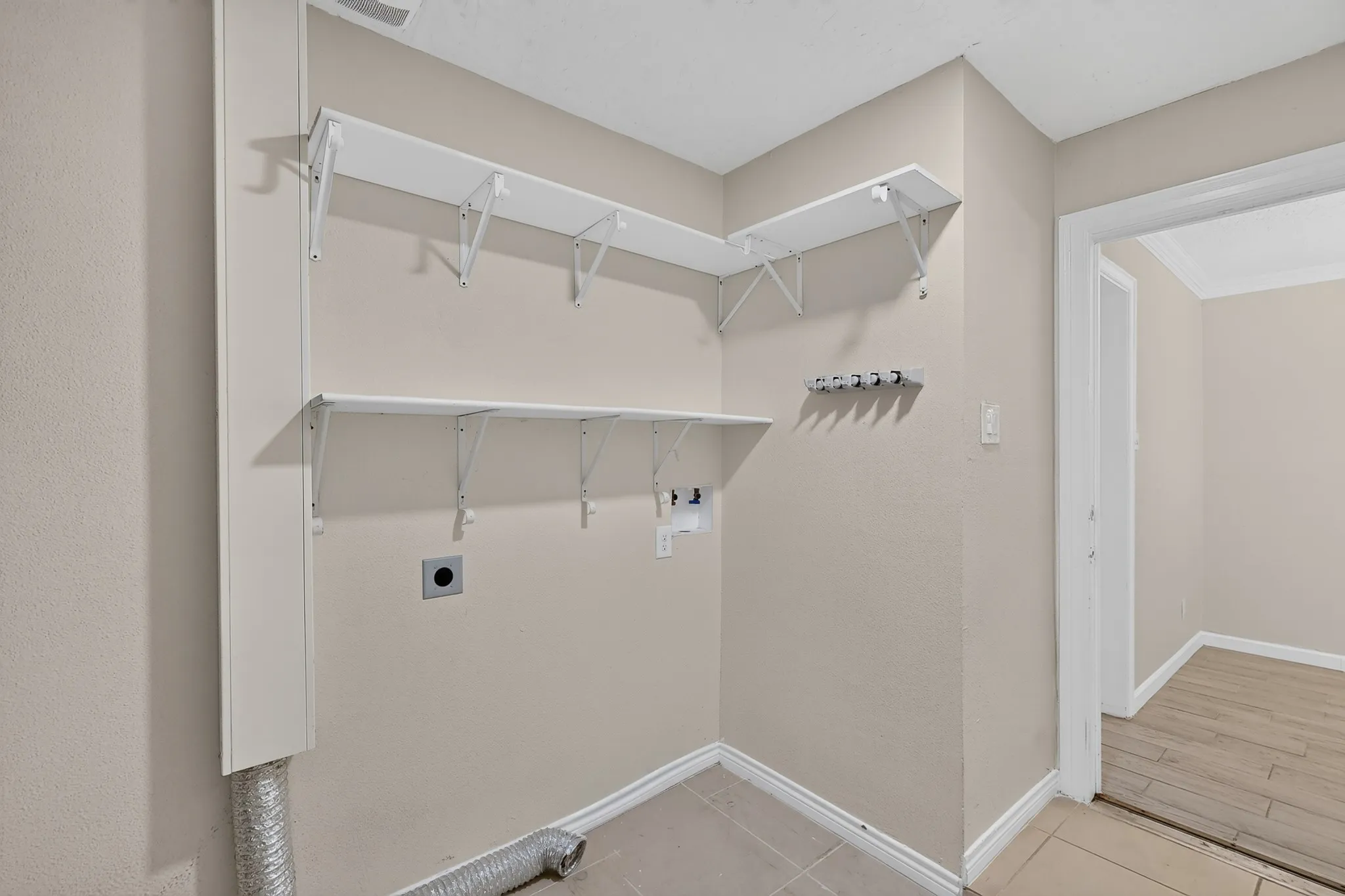 Single Family Residence For Sale in Dallas County , 2441 Lakeshore Drive, Grand Prairie, Texas 75051, 3 Bedroom, 2 Bathroom, Garage spaces, 1,303 Sqft, built in 1971, mls#21371049, Real Estate Agent in Grand Prairie, Homes For Sale in Dallas county, Homes For Sale in Grand Prairie, Realtor in Grand Prairie Texas, Real Estate Brokerage Independent Realty Texas, Luminita Cordes Realtor