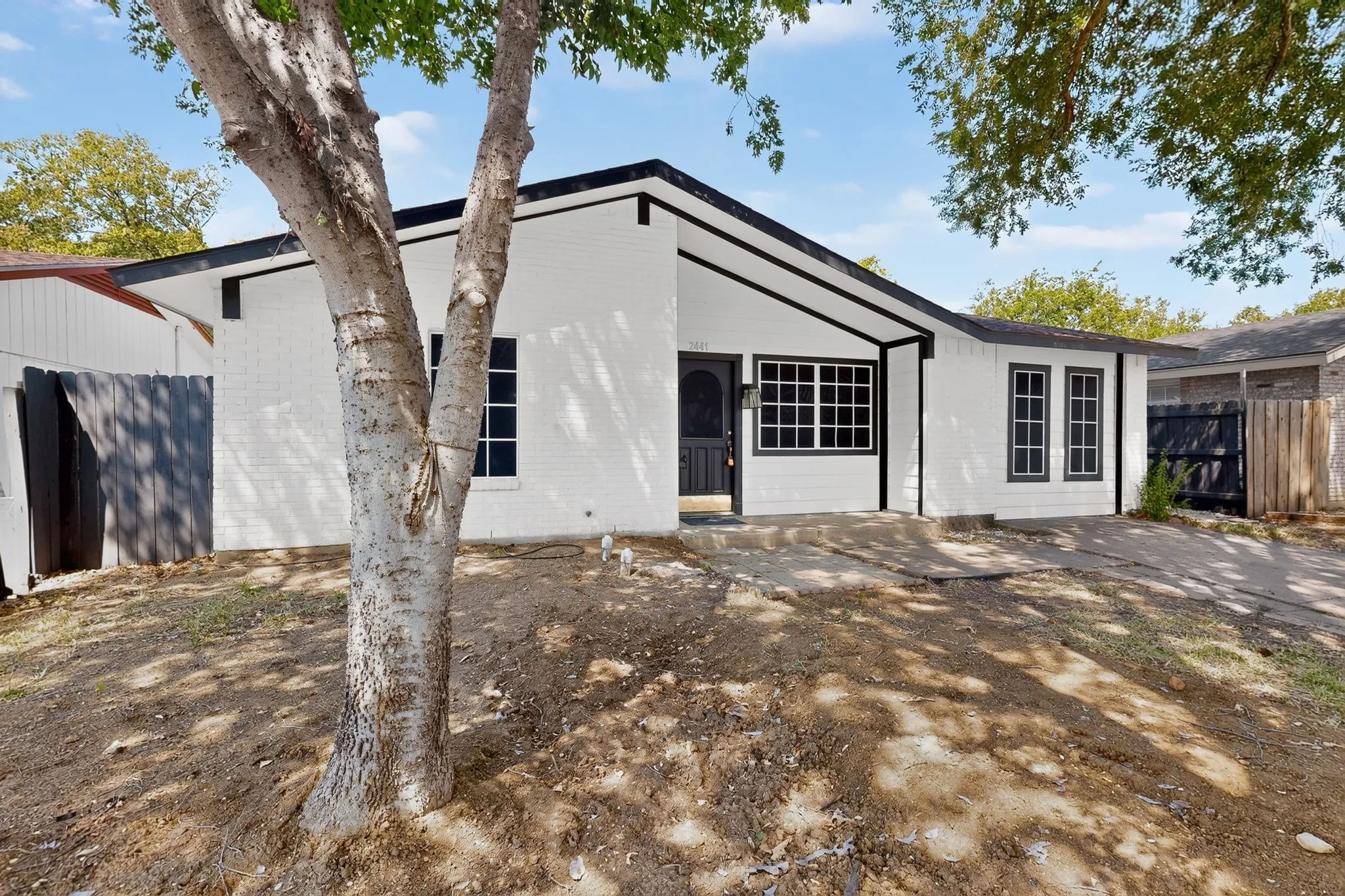 Single Family Residence For Sale in Dallas County , 2441 Lakeshore Drive, Grand Prairie, Texas 75051, 3 Bedroom, 2 Bathroom, Garage spaces, 1,303 Sqft, built in 1971, mls#21371049, Real Estate Agent in Grand Prairie, Homes For Sale in Dallas county, Homes For Sale in Grand Prairie, Realtor in Grand Prairie Texas, Real Estate Brokerage Independent Realty Texas, Luminita Cordes Realtor