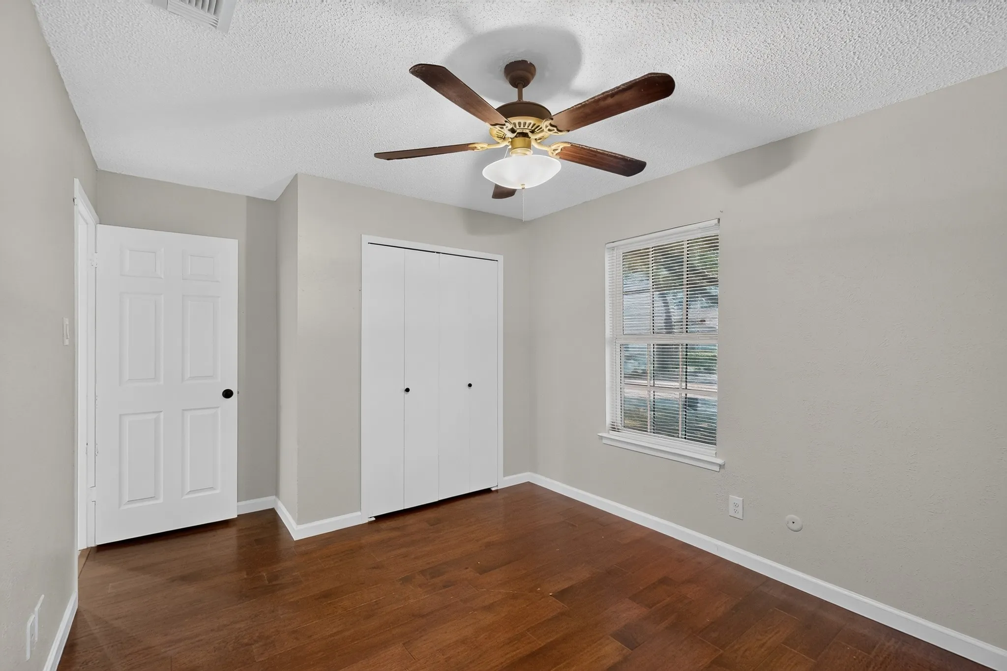 Single Family Residence For Sale in Dallas County , 2441 Lakeshore Drive, Grand Prairie, Texas 75051, 3 Bedroom, 2 Bathroom, Garage spaces, 1,303 Sqft, built in 1971, mls#21371049, Real Estate Agent in Grand Prairie, Homes For Sale in Dallas county, Homes For Sale in Grand Prairie, Realtor in Grand Prairie Texas, Real Estate Brokerage Independent Realty Texas, Luminita Cordes Realtor