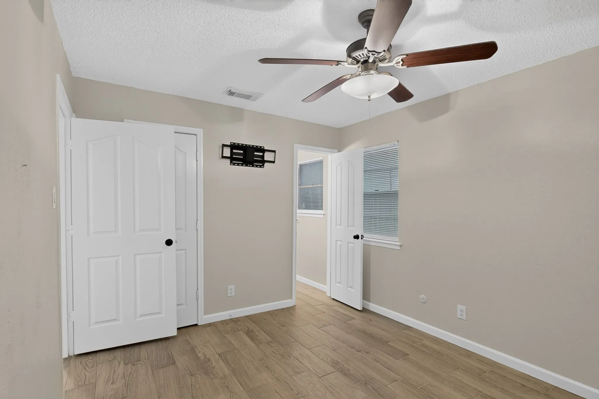 Single Family Residence For Sale in Dallas County , 2441 Lakeshore Drive, Grand Prairie, Texas 75051, 3 Bedroom, 2 Bathroom, Garage spaces, 1,303 Sqft, built in 1971, mls#21371049, Real Estate Agent in Grand Prairie, Homes For Sale in Dallas county, Homes For Sale in Grand Prairie, Realtor in Grand Prairie Texas, Real Estate Brokerage Independent Realty Texas, Luminita Cordes Realtor