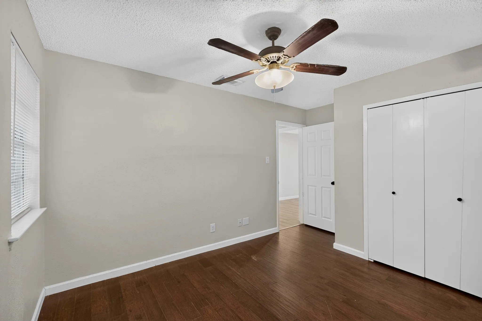 Single Family Residence For Sale in Dallas County , 2441 Lakeshore Drive, Grand Prairie, Texas 75051, 3 Bedroom, 2 Bathroom, Garage spaces, 1,303 Sqft, built in 1971, mls#21371049, Real Estate Agent in Grand Prairie, Homes For Sale in Dallas county, Homes For Sale in Grand Prairie, Realtor in Grand Prairie Texas, Real Estate Brokerage Independent Realty Texas, Luminita Cordes Realtor
