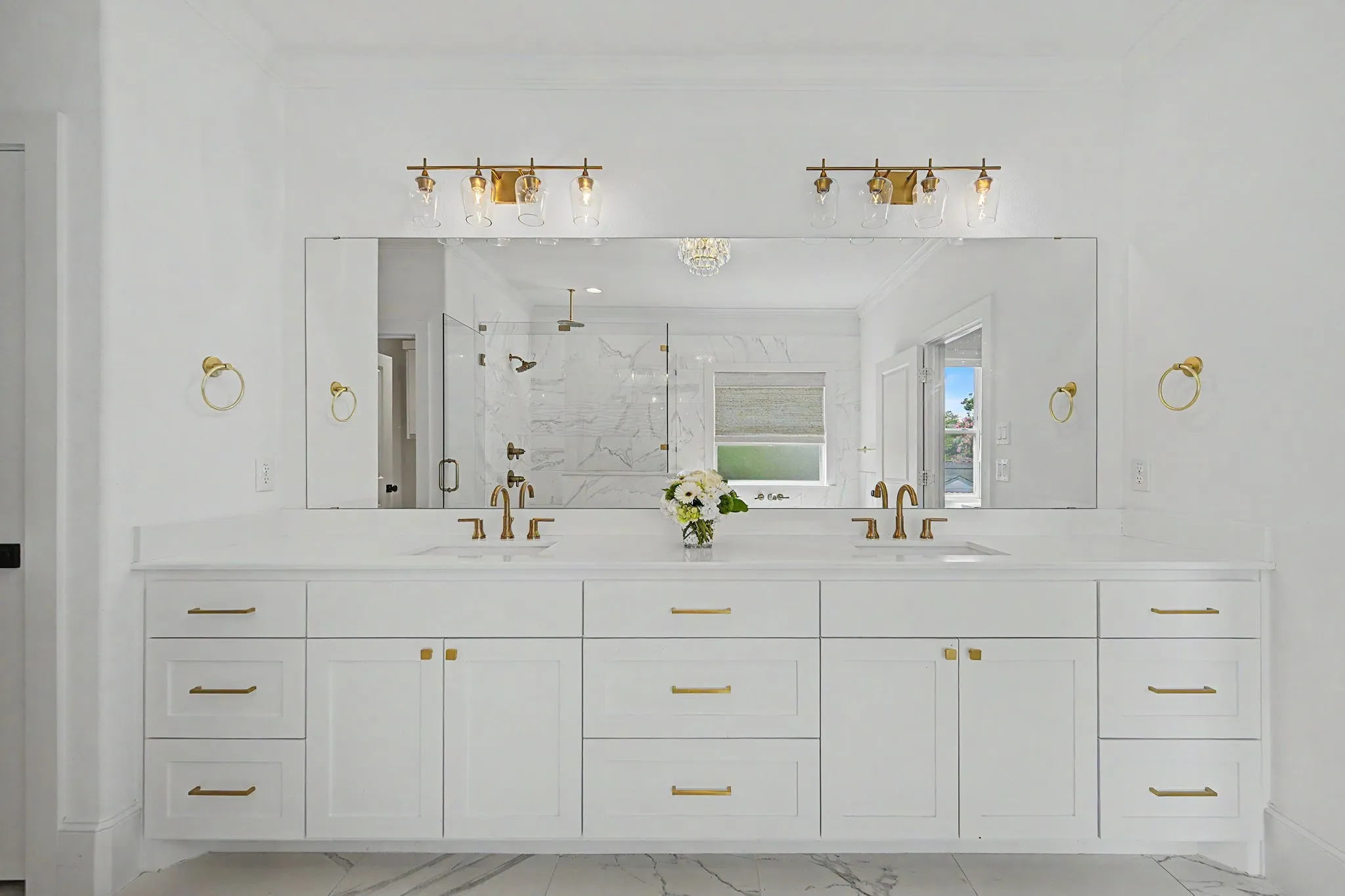 Primary bath with dual sinks