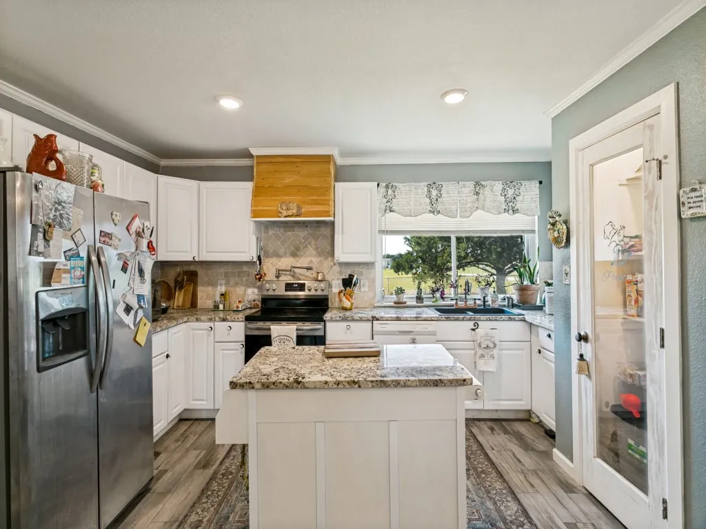Single Family Residence For Sale in Tarrant County , 7439 Briar Road, Azle, Texas 76020, 4 Bedroom, 2 Bathroom, Garage spaces, 2,046 Sqft, built in 1990, mls#21369584, Real Estate Agent in Azle, Homes For Sale in Tarrant county, Homes For Sale in Azle, Realtor in Azle Texas, Real Estate Brokerage Independent Realty Texas, Luminita Cordes Realtor