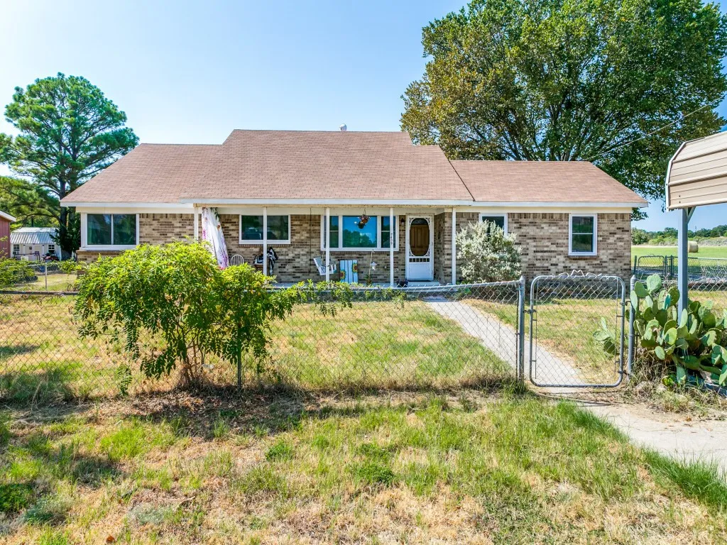 Single Family Residence For Sale in Tarrant County , 7439 Briar Road, Azle, Texas 76020, 4 Bedroom, 2 Bathroom, Garage spaces, 2,046 Sqft, built in 1990, mls#21369584, Real Estate Agent in Azle, Homes For Sale in Tarrant county, Homes For Sale in Azle, Realtor in Azle Texas, Real Estate Brokerage Independent Realty Texas, Luminita Cordes Realtor