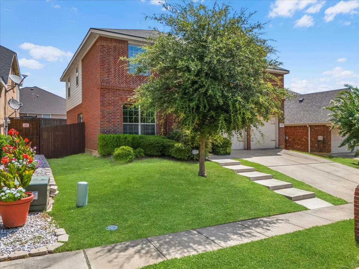 Single Family Residence For Sale in Tarrant County , 2909 Merry View Lane, Fort Worth, Texas 76120, 4 Bedroom, 3 Bathroom, 2 Garage spaces, 2,533 Sqft, built in 2012, mls#21372764, Real Estate Agent in Fort Worth, Homes For Sale in Tarrant county, Homes For Sale in Fort Worth, Realtor in Fort Worth Texas, Real Estate Brokerage Independent Realty Texas, Luminita Cordes Realtor