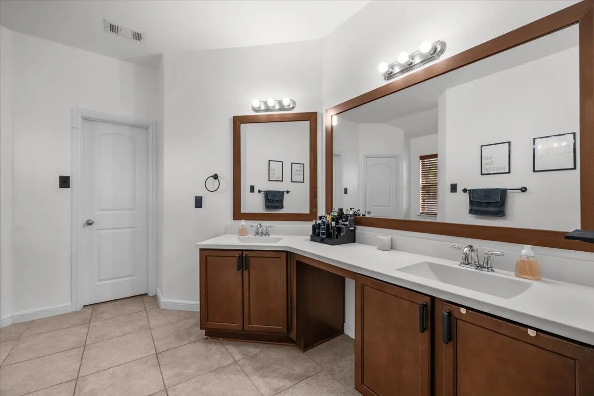 Single Family Residence For Sale in Tarrant County , 2909 Merry View Lane, Fort Worth, Texas 76120, 4 Bedroom, 3 Bathroom, 2 Garage spaces, 2,533 Sqft, built in 2012, mls#21372764, Real Estate Agent in Fort Worth, Homes For Sale in Tarrant county, Homes For Sale in Fort Worth, Realtor in Fort Worth Texas, Real Estate Brokerage Independent Realty Texas, Luminita Cordes Realtor