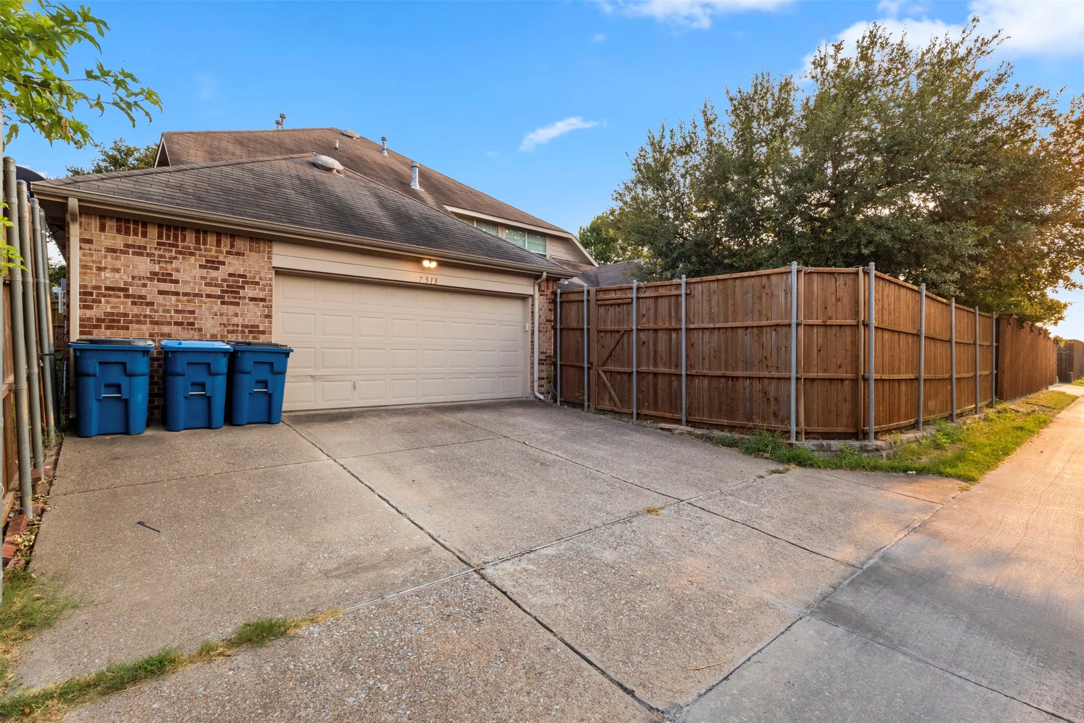Single Family Residence For Sale in Dallas County , 7513 Kallan Drive, Rowlett, Texas 75089, 5 Bedroom, 3 Bathroom, 2 Garage spaces, 3,542 Sqft, built in 2005, mls#21372212, Real Estate Agent in Rowlett, Homes For Sale in Dallas county, Homes For Sale in Rowlett, Realtor in Rowlett Texas, Real Estate Brokerage Independent Realty Texas, Luminita Cordes Realtor