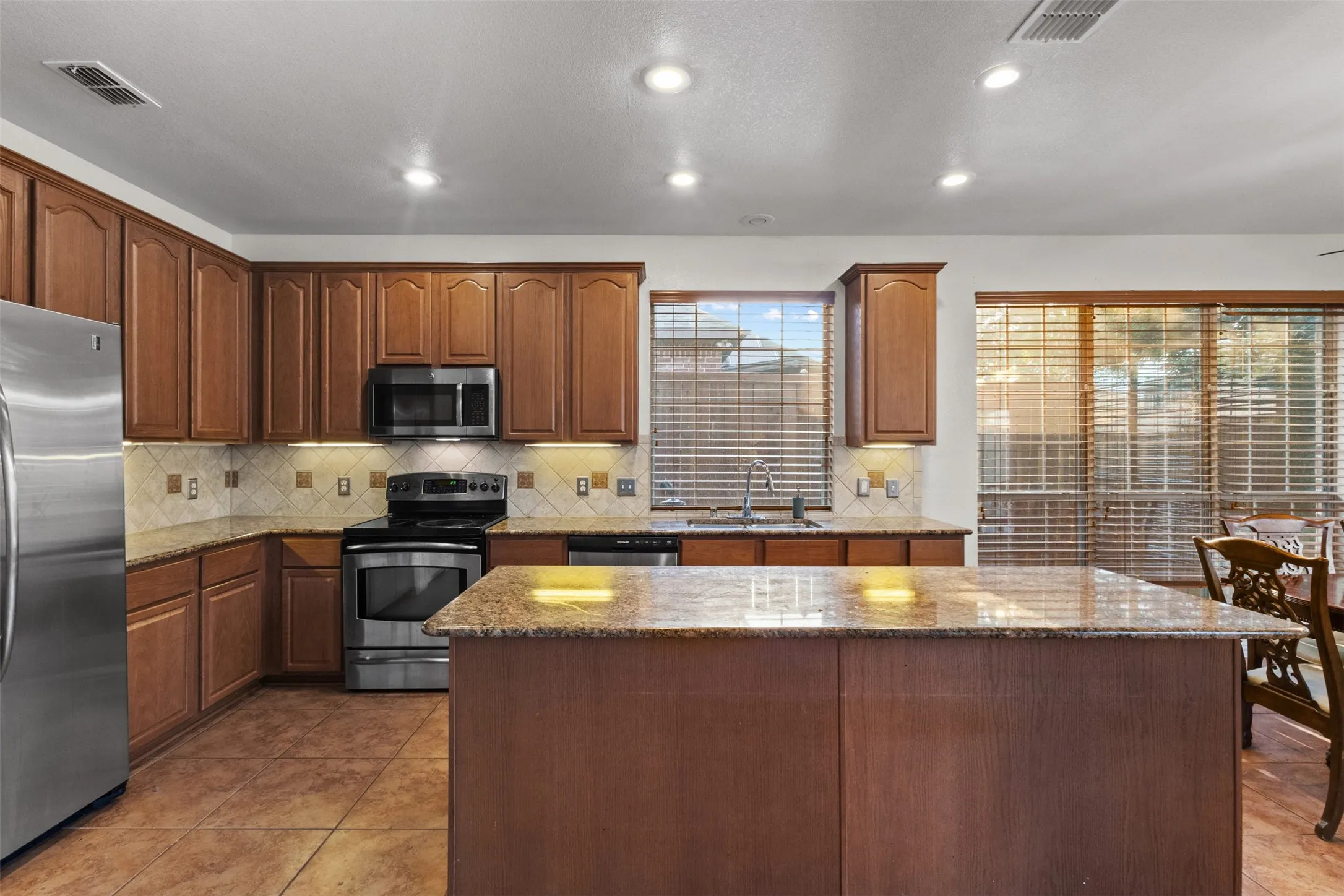 Single Family Residence For Sale in Dallas County , 7513 Kallan Drive, Rowlett, Texas 75089, 5 Bedroom, 3 Bathroom, 2 Garage spaces, 3,542 Sqft, built in 2005, mls#21372212, Real Estate Agent in Rowlett, Homes For Sale in Dallas county, Homes For Sale in Rowlett, Realtor in Rowlett Texas, Real Estate Brokerage Independent Realty Texas, Luminita Cordes Realtor