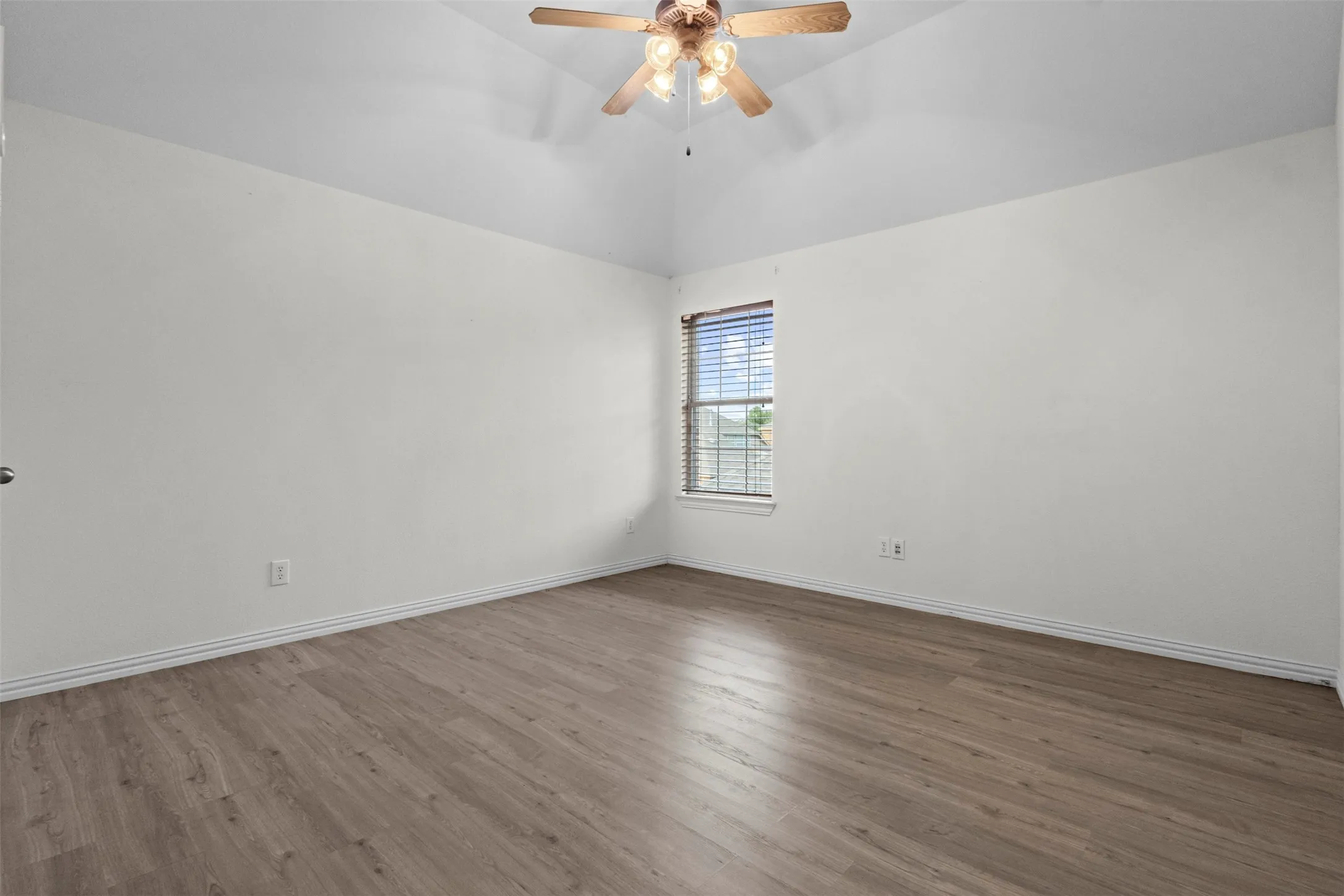 Single Family Residence For Sale in Dallas County , 7513 Kallan Drive, Rowlett, Texas 75089, 5 Bedroom, 3 Bathroom, 2 Garage spaces, 3,542 Sqft, built in 2005, mls#21372212, Real Estate Agent in Rowlett, Homes For Sale in Dallas county, Homes For Sale in Rowlett, Realtor in Rowlett Texas, Real Estate Brokerage Independent Realty Texas, Luminita Cordes Realtor