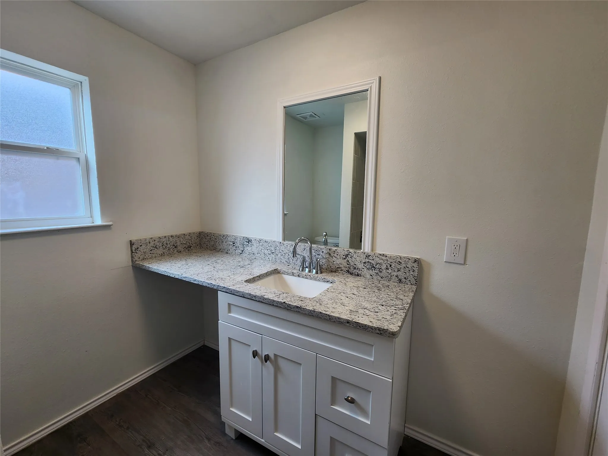 Apartment For Rent in Denton County , 2404 Louise Street 4, Denton, Texas 76201, 2 Bedroom, 1 Bathroom, Garage spaces, 810 Sqft, built in 1967, mls#21372877, Real Estate Agent in Denton, Homes For Rent in Denton county, Homes For Rent in Denton, Realtor in Denton Texas, Real Estate Brokerage Independent Realty Texas, Luminita Cordes Realtor