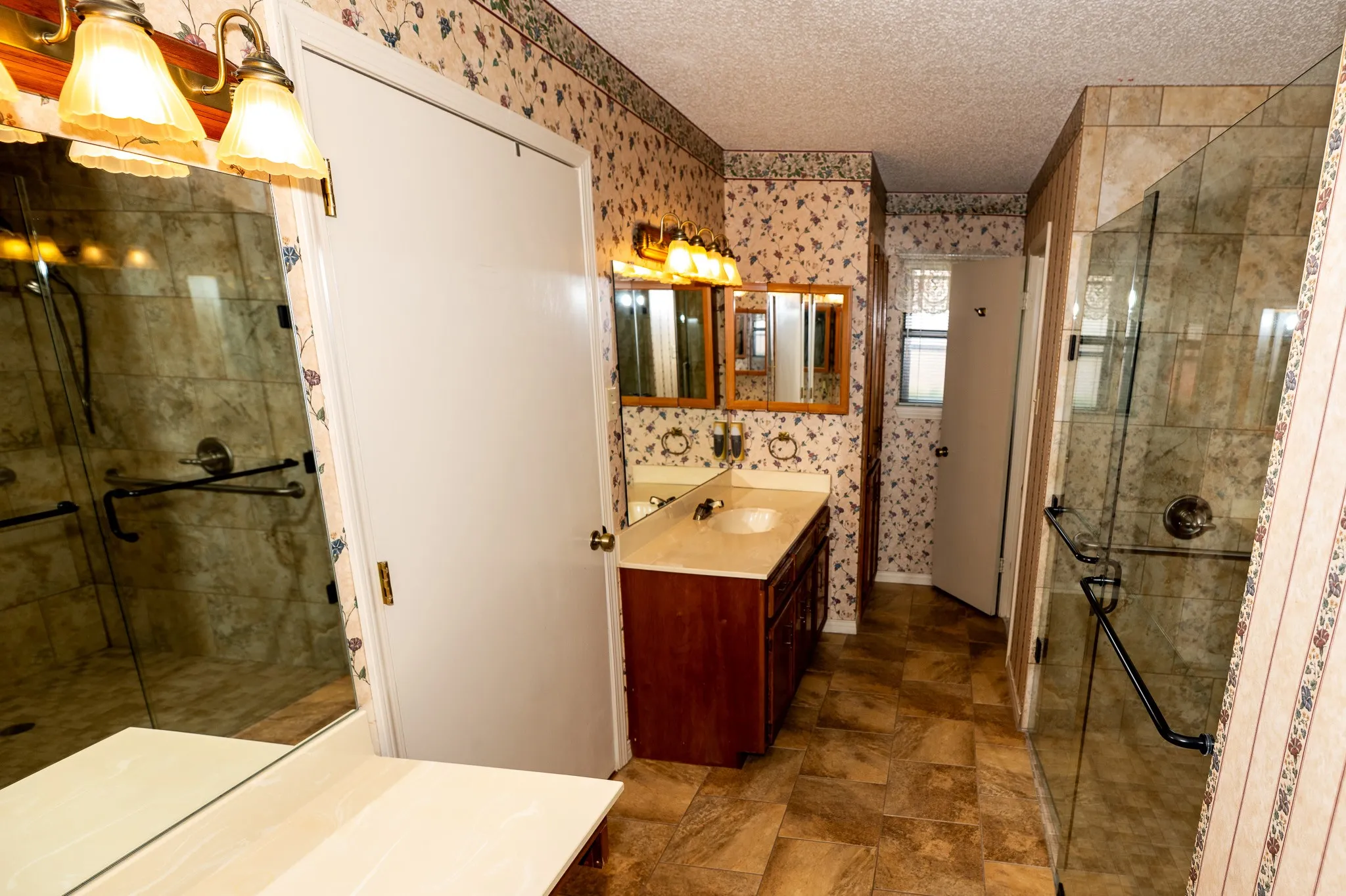 Single Family Residence For Sale in Hopkins County , 104 Cedar Springs Boulevard, Sulphur Springs, Texas 75482, 3 Bedroom, 2 Bathroom, 2 Garage spaces, 1,937 Sqft, built in 1984, mls#21372880, Real Estate Agent in Sulphur Springs, Homes For Sale in Hopkins county, Homes For Sale in Sulphur Springs, Realtor in Sulphur Springs Texas, Real Estate Brokerage Independent Realty Texas, Luminita Cordes Realtor