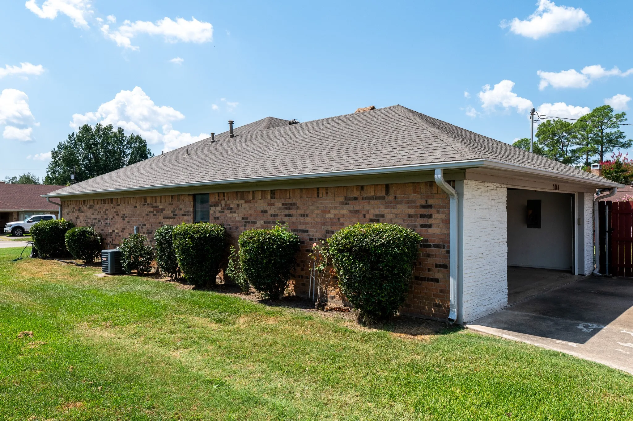 Single Family Residence For Sale in Hopkins County , 104 Cedar Springs Boulevard, Sulphur Springs, Texas 75482, 3 Bedroom, 2 Bathroom, 2 Garage spaces, 1,937 Sqft, built in 1984, mls#21372880, Real Estate Agent in Sulphur Springs, Homes For Sale in Hopkins county, Homes For Sale in Sulphur Springs, Realtor in Sulphur Springs Texas, Real Estate Brokerage Independent Realty Texas, Luminita Cordes Realtor