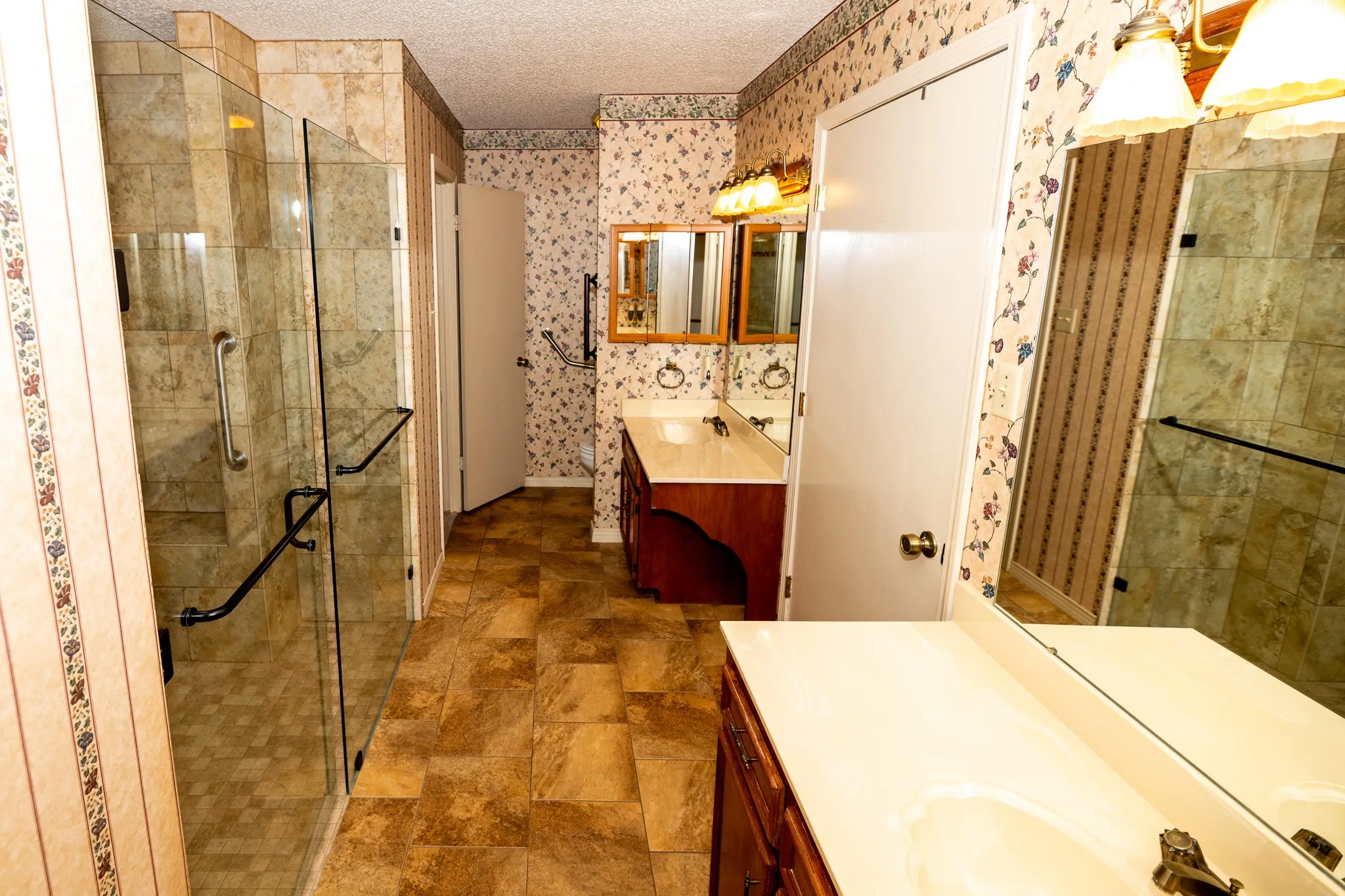 Single Family Residence For Sale in Hopkins County , 104 Cedar Springs Boulevard, Sulphur Springs, Texas 75482, 3 Bedroom, 2 Bathroom, 2 Garage spaces, 1,937 Sqft, built in 1984, mls#21372880, Real Estate Agent in Sulphur Springs, Homes For Sale in Hopkins county, Homes For Sale in Sulphur Springs, Realtor in Sulphur Springs Texas, Real Estate Brokerage Independent Realty Texas, Luminita Cordes Realtor