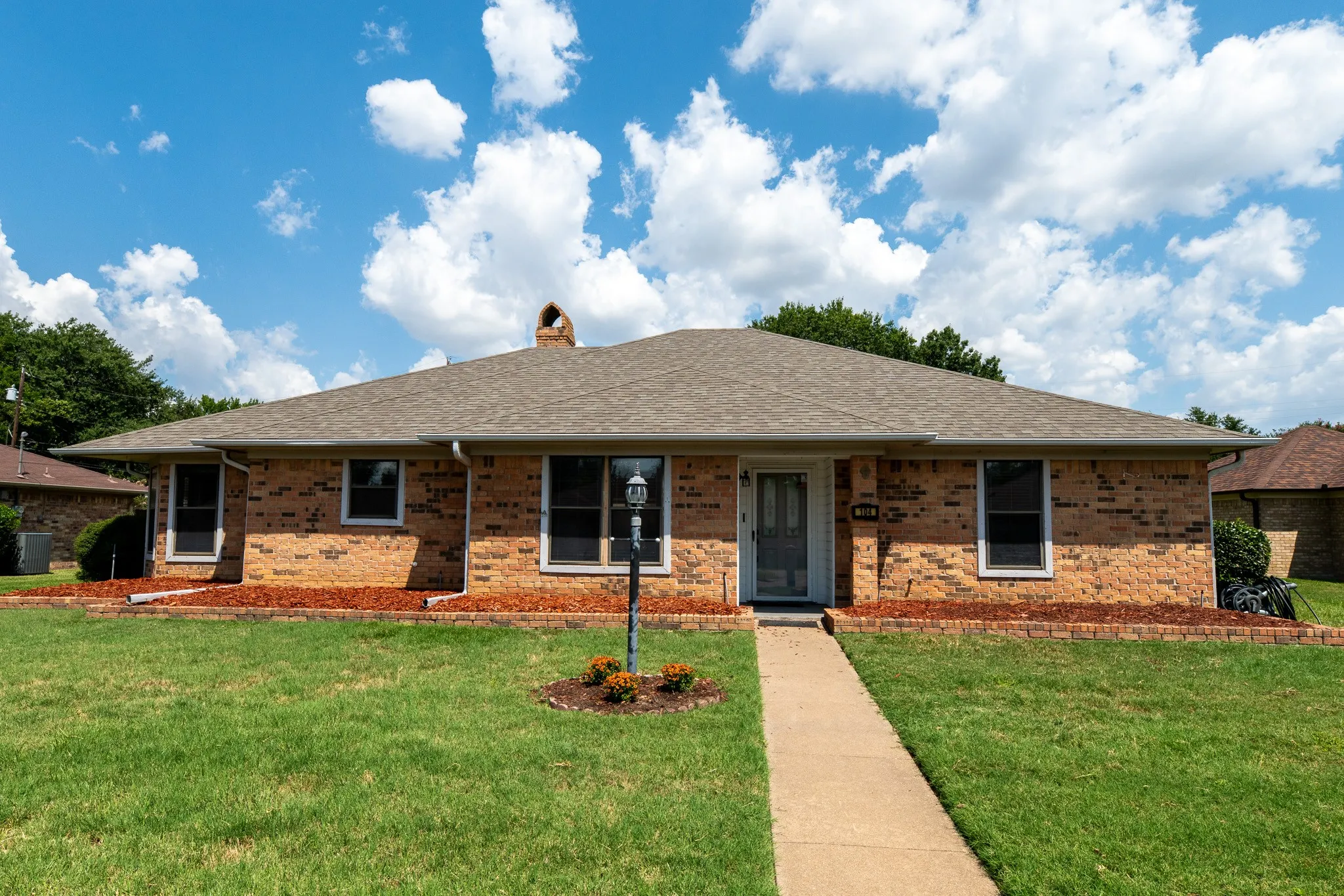 Single Family Residence For Sale in Hopkins County , 104 Cedar Springs Boulevard, Sulphur Springs, Texas 75482, 3 Bedroom, 2 Bathroom, 2 Garage spaces, 1,937 Sqft, built in 1984, mls#21372880, Real Estate Agent in Sulphur Springs, Homes For Sale in Hopkins county, Homes For Sale in Sulphur Springs, Realtor in Sulphur Springs Texas, Real Estate Brokerage Independent Realty Texas, Luminita Cordes Realtor