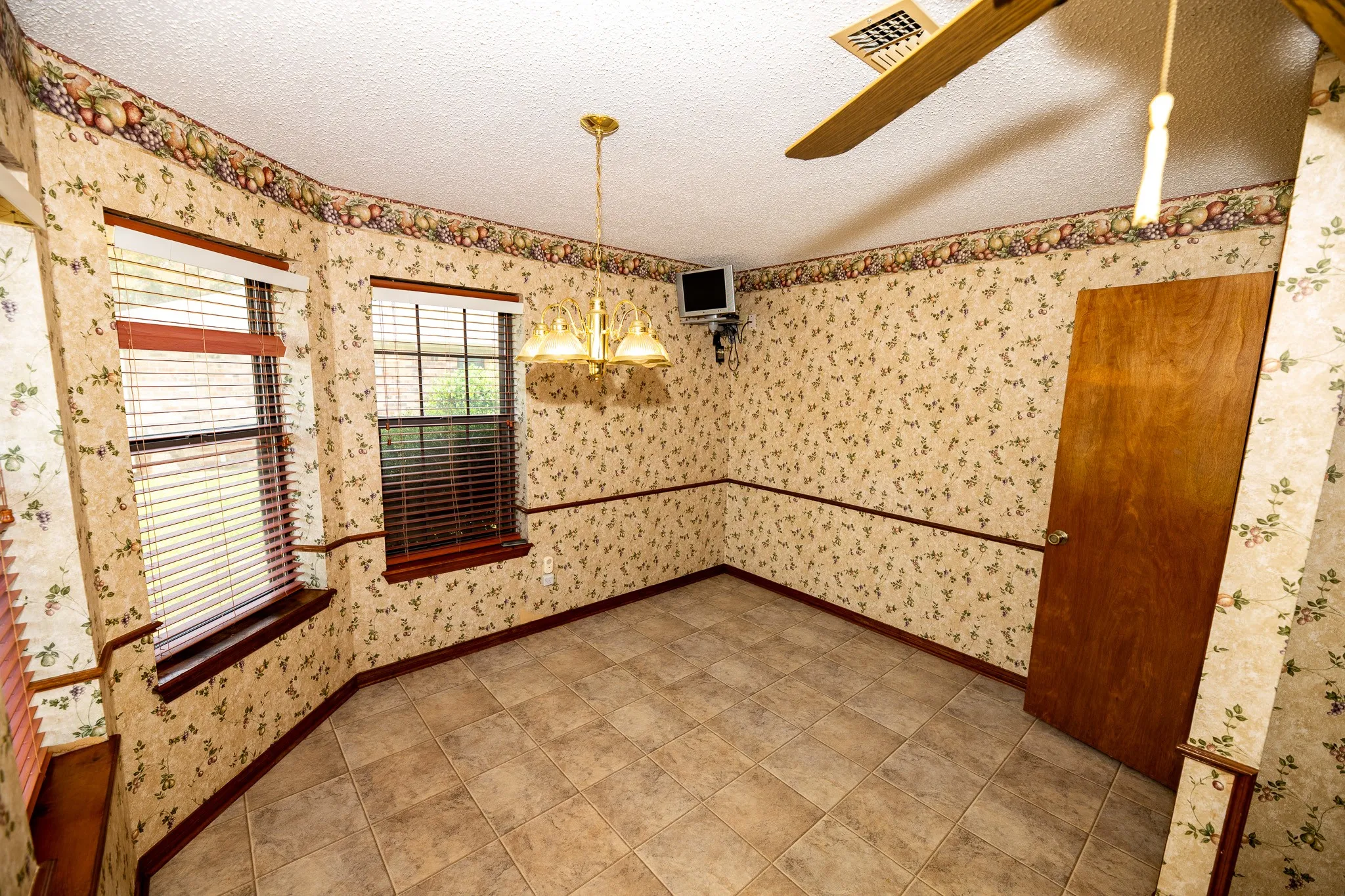 Single Family Residence For Sale in Hopkins County , 104 Cedar Springs Boulevard, Sulphur Springs, Texas 75482, 3 Bedroom, 2 Bathroom, 2 Garage spaces, 1,937 Sqft, built in 1984, mls#21372880, Real Estate Agent in Sulphur Springs, Homes For Sale in Hopkins county, Homes For Sale in Sulphur Springs, Realtor in Sulphur Springs Texas, Real Estate Brokerage Independent Realty Texas, Luminita Cordes Realtor