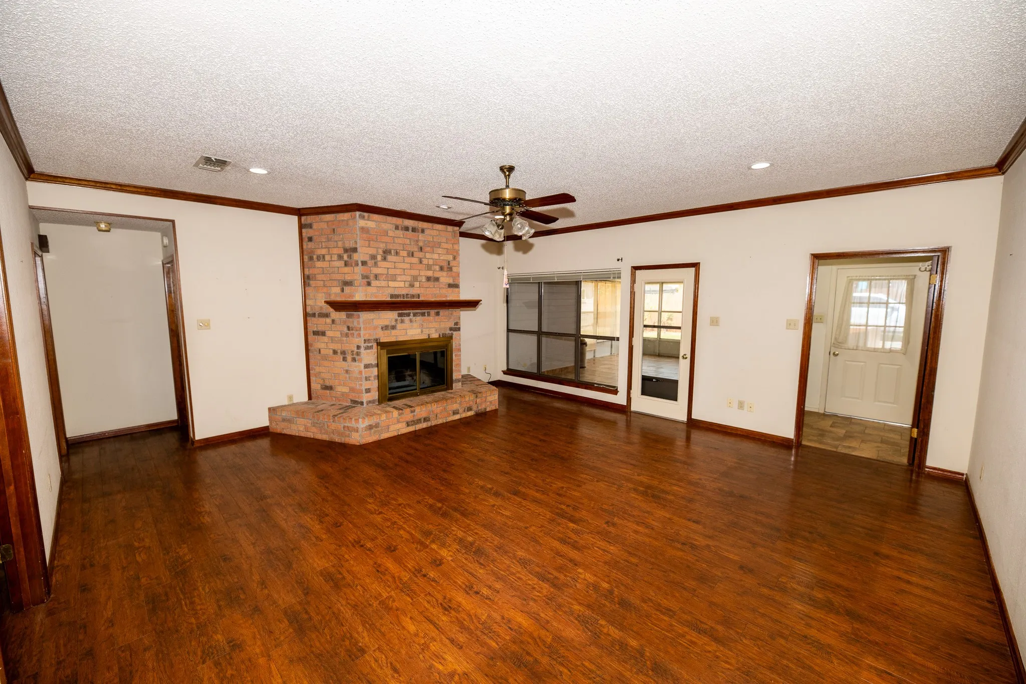 Single Family Residence For Sale in Hopkins County , 104 Cedar Springs Boulevard, Sulphur Springs, Texas 75482, 3 Bedroom, 2 Bathroom, 2 Garage spaces, 1,937 Sqft, built in 1984, mls#21372880, Real Estate Agent in Sulphur Springs, Homes For Sale in Hopkins county, Homes For Sale in Sulphur Springs, Realtor in Sulphur Springs Texas, Real Estate Brokerage Independent Realty Texas, Luminita Cordes Realtor