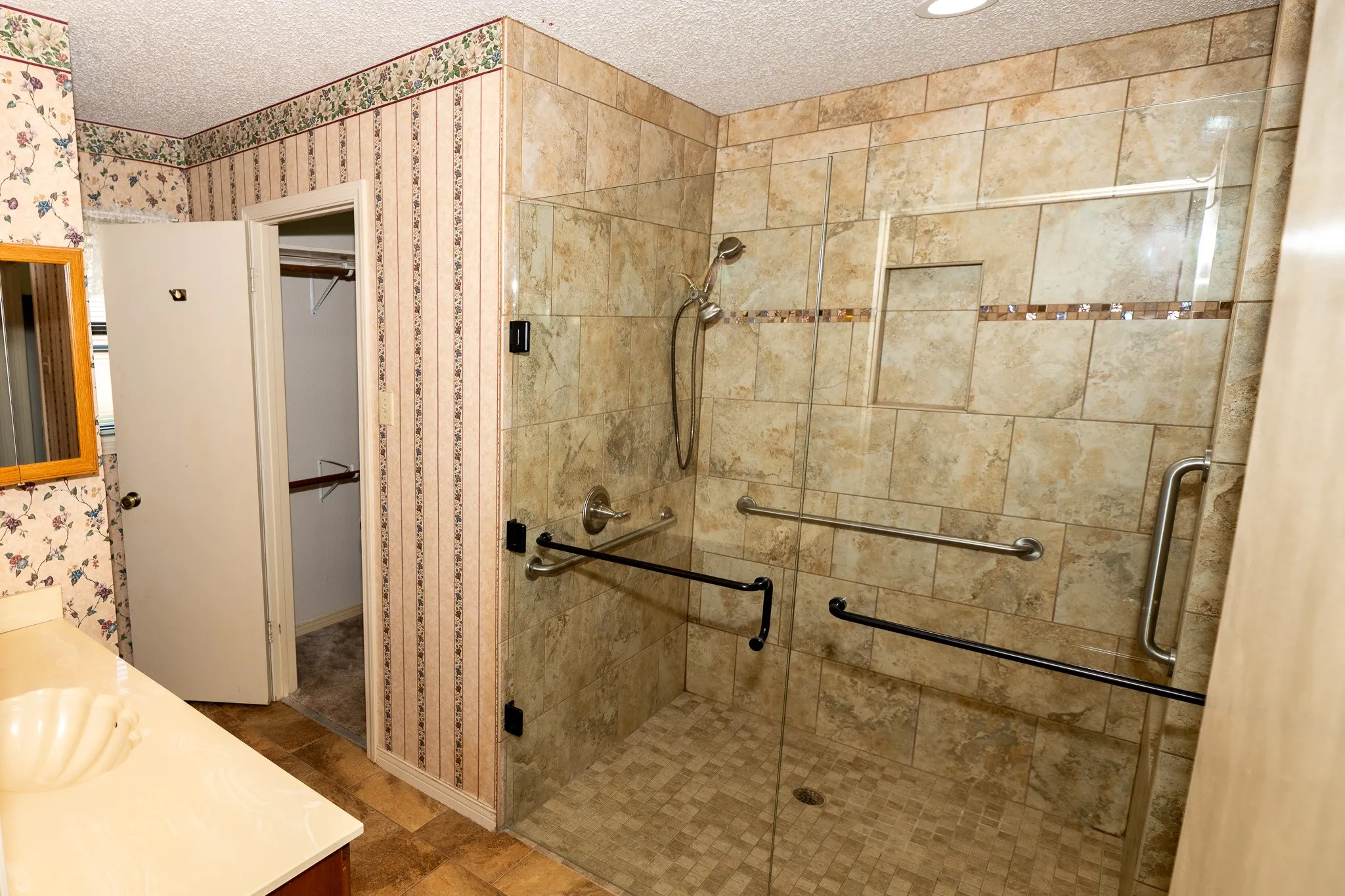 Single Family Residence For Sale in Hopkins County , 104 Cedar Springs Boulevard, Sulphur Springs, Texas 75482, 3 Bedroom, 2 Bathroom, 2 Garage spaces, 1,937 Sqft, built in 1984, mls#21372880, Real Estate Agent in Sulphur Springs, Homes For Sale in Hopkins county, Homes For Sale in Sulphur Springs, Realtor in Sulphur Springs Texas, Real Estate Brokerage Independent Realty Texas, Luminita Cordes Realtor