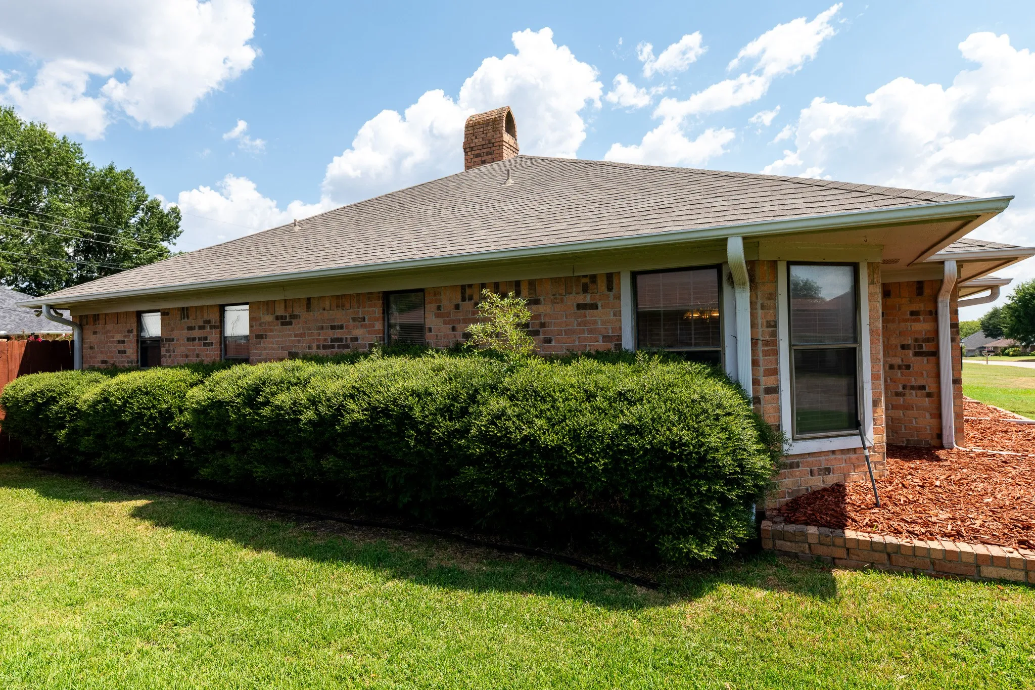 Single Family Residence For Sale in Hopkins County , 104 Cedar Springs Boulevard, Sulphur Springs, Texas 75482, 3 Bedroom, 2 Bathroom, 2 Garage spaces, 1,937 Sqft, built in 1984, mls#21372880, Real Estate Agent in Sulphur Springs, Homes For Sale in Hopkins county, Homes For Sale in Sulphur Springs, Realtor in Sulphur Springs Texas, Real Estate Brokerage Independent Realty Texas, Luminita Cordes Realtor