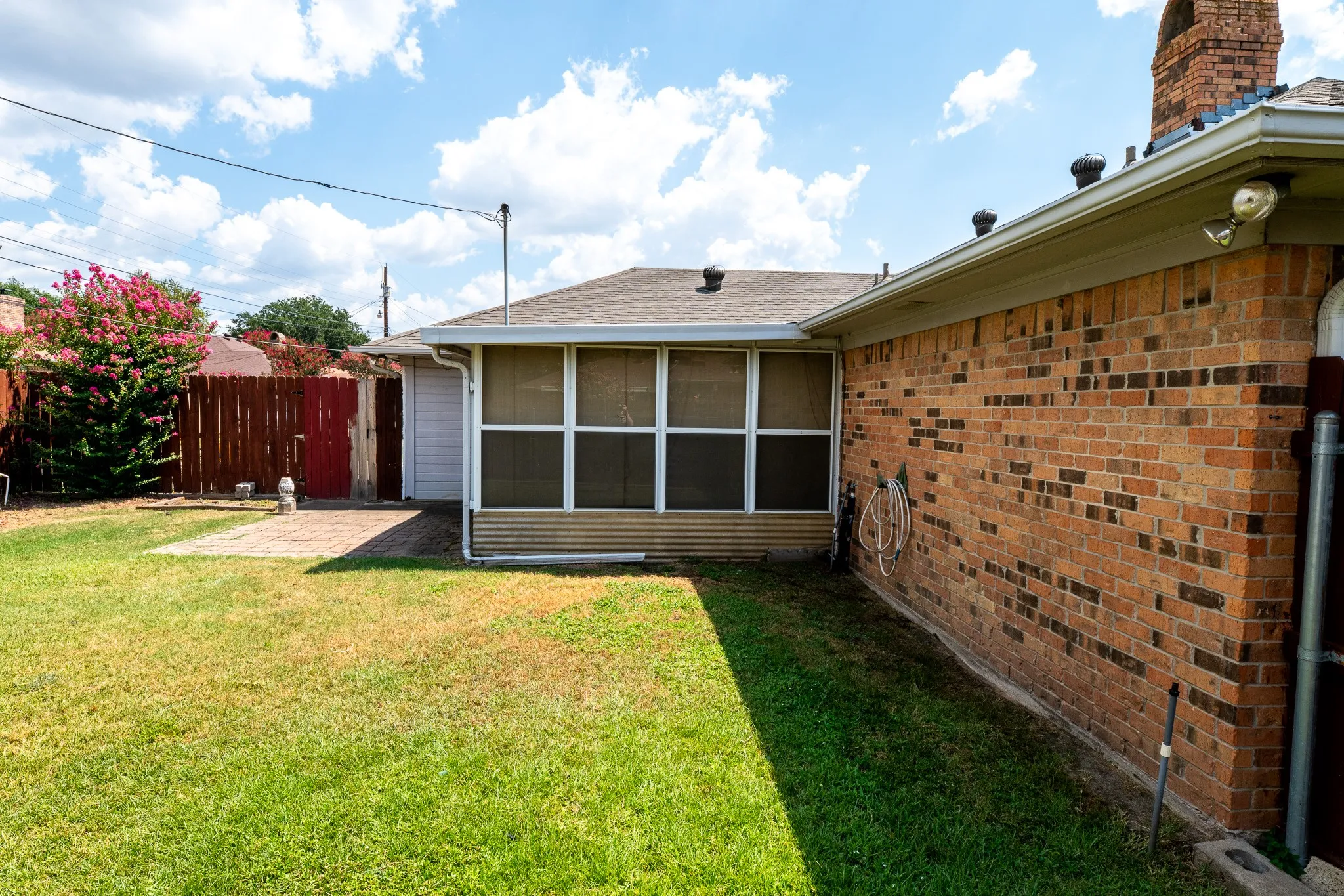 Single Family Residence For Sale in Hopkins County , 104 Cedar Springs Boulevard, Sulphur Springs, Texas 75482, 3 Bedroom, 2 Bathroom, 2 Garage spaces, 1,937 Sqft, built in 1984, mls#21372880, Real Estate Agent in Sulphur Springs, Homes For Sale in Hopkins county, Homes For Sale in Sulphur Springs, Realtor in Sulphur Springs Texas, Real Estate Brokerage Independent Realty Texas, Luminita Cordes Realtor