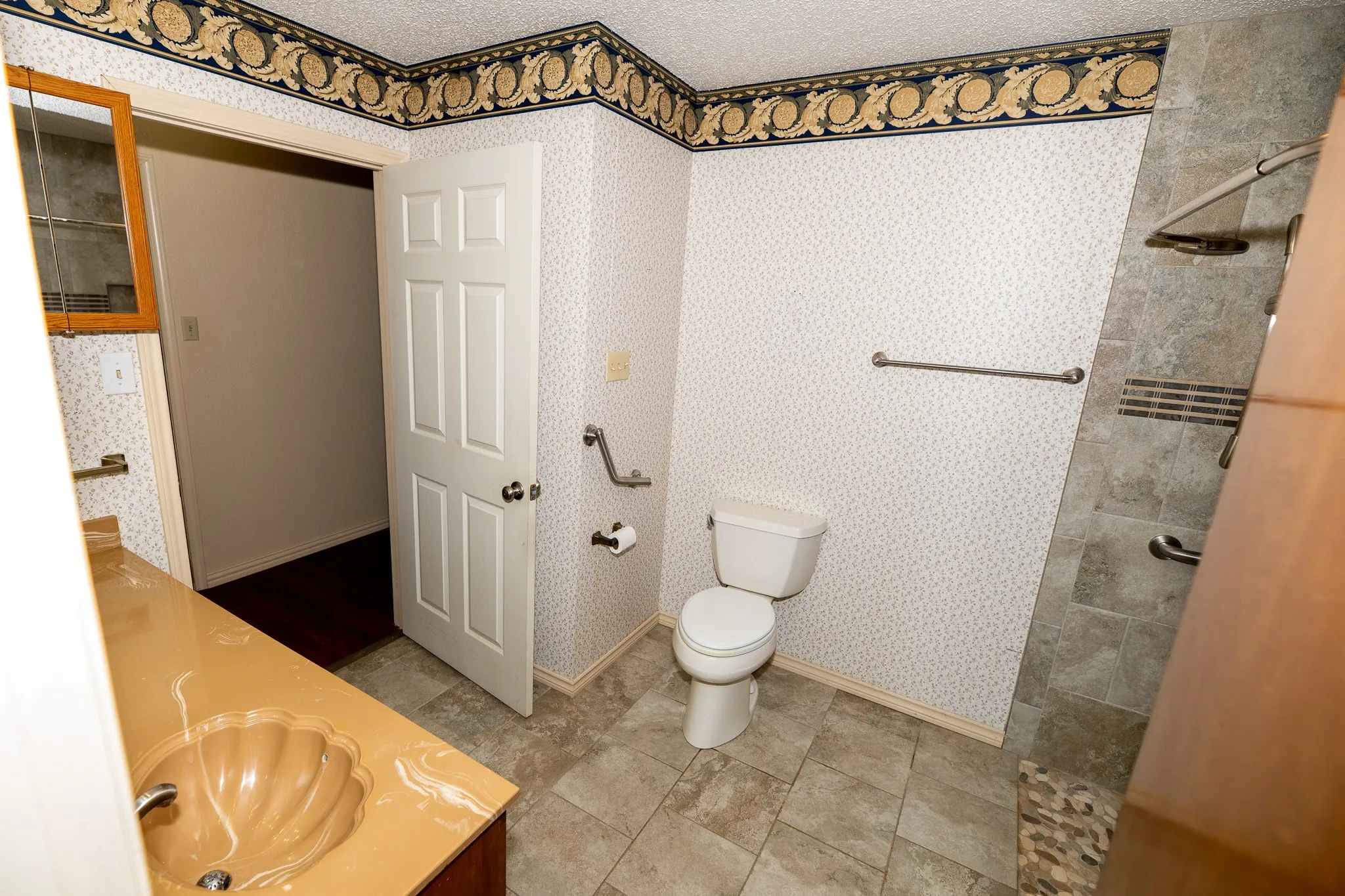 Single Family Residence For Sale in Hopkins County , 104 Cedar Springs Boulevard, Sulphur Springs, Texas 75482, 3 Bedroom, 2 Bathroom, 2 Garage spaces, 1,937 Sqft, built in 1984, mls#21372880, Real Estate Agent in Sulphur Springs, Homes For Sale in Hopkins county, Homes For Sale in Sulphur Springs, Realtor in Sulphur Springs Texas, Real Estate Brokerage Independent Realty Texas, Luminita Cordes Realtor