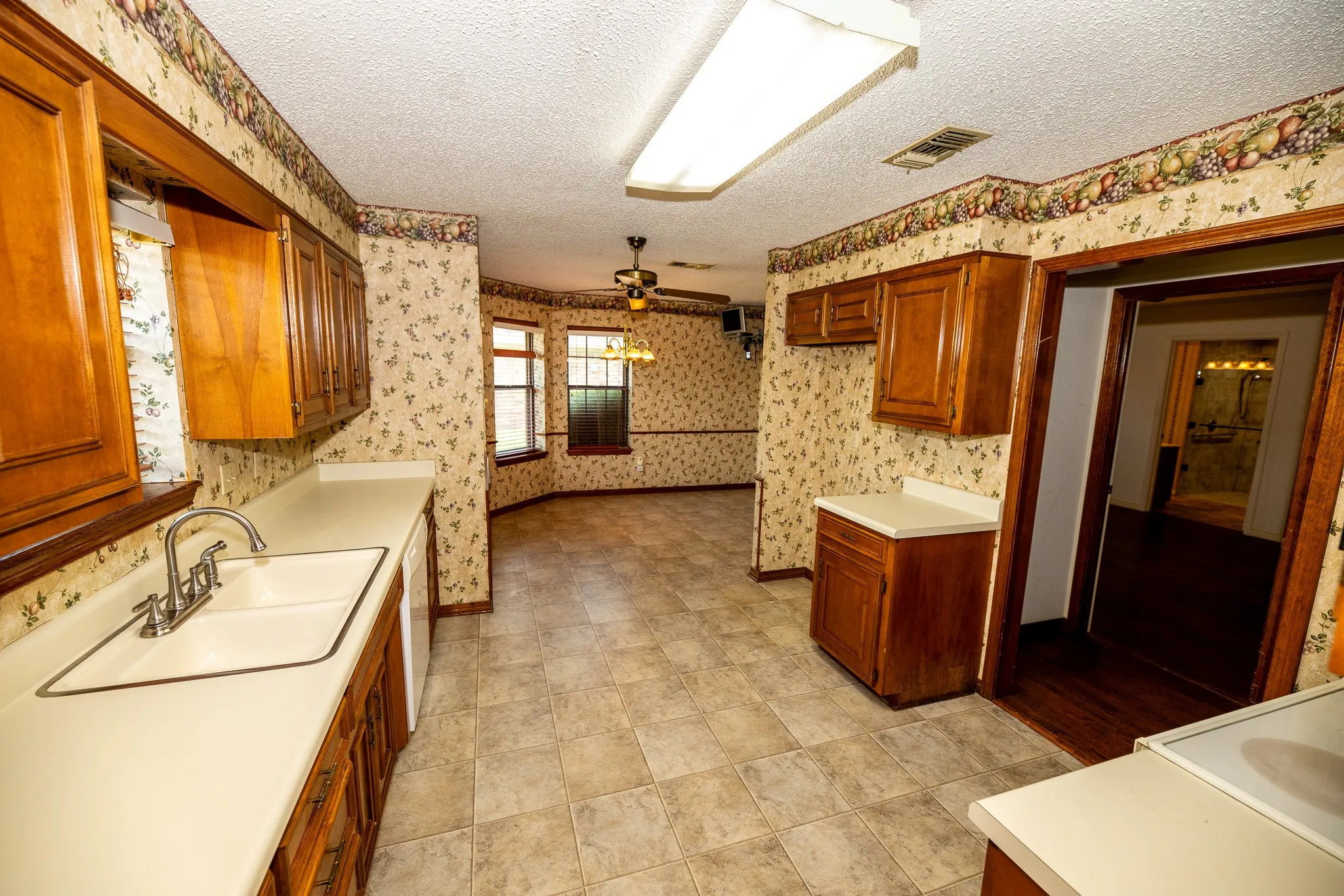 Single Family Residence For Sale in Hopkins County , 104 Cedar Springs Boulevard, Sulphur Springs, Texas 75482, 3 Bedroom, 2 Bathroom, 2 Garage spaces, 1,937 Sqft, built in 1984, mls#21372880, Real Estate Agent in Sulphur Springs, Homes For Sale in Hopkins county, Homes For Sale in Sulphur Springs, Realtor in Sulphur Springs Texas, Real Estate Brokerage Independent Realty Texas, Luminita Cordes Realtor