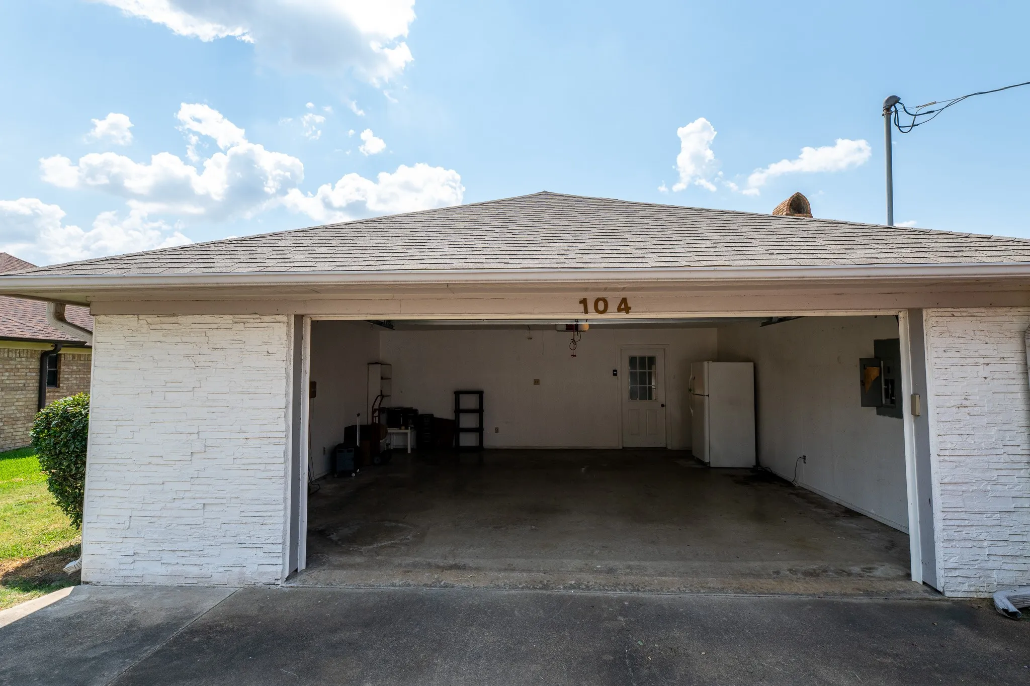 Single Family Residence For Sale in Hopkins County , 104 Cedar Springs Boulevard, Sulphur Springs, Texas 75482, 3 Bedroom, 2 Bathroom, 2 Garage spaces, 1,937 Sqft, built in 1984, mls#21372880, Real Estate Agent in Sulphur Springs, Homes For Sale in Hopkins county, Homes For Sale in Sulphur Springs, Realtor in Sulphur Springs Texas, Real Estate Brokerage Independent Realty Texas, Luminita Cordes Realtor
