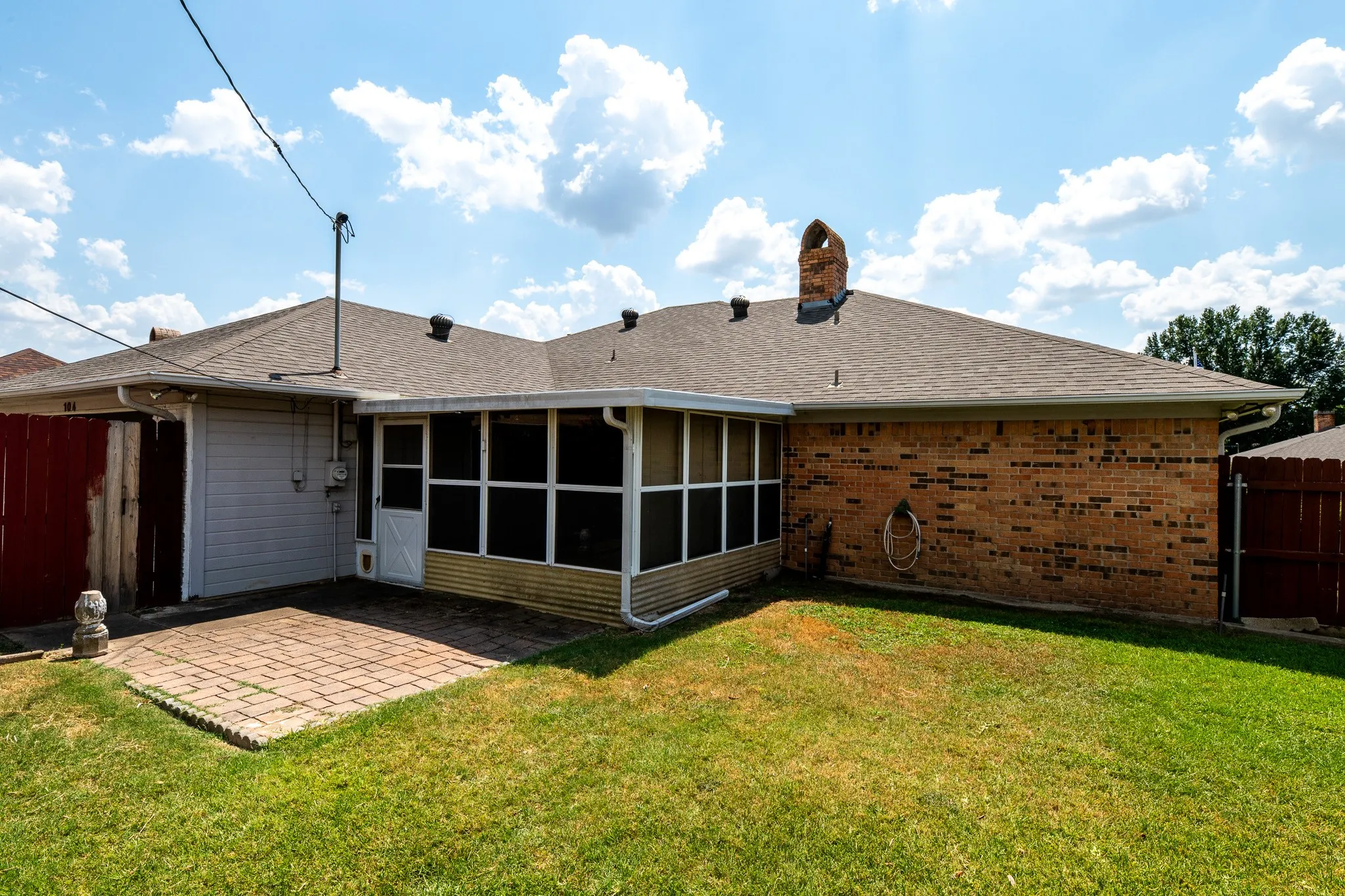 Single Family Residence For Sale in Hopkins County , 104 Cedar Springs Boulevard, Sulphur Springs, Texas 75482, 3 Bedroom, 2 Bathroom, 2 Garage spaces, 1,937 Sqft, built in 1984, mls#21372880, Real Estate Agent in Sulphur Springs, Homes For Sale in Hopkins county, Homes For Sale in Sulphur Springs, Realtor in Sulphur Springs Texas, Real Estate Brokerage Independent Realty Texas, Luminita Cordes Realtor