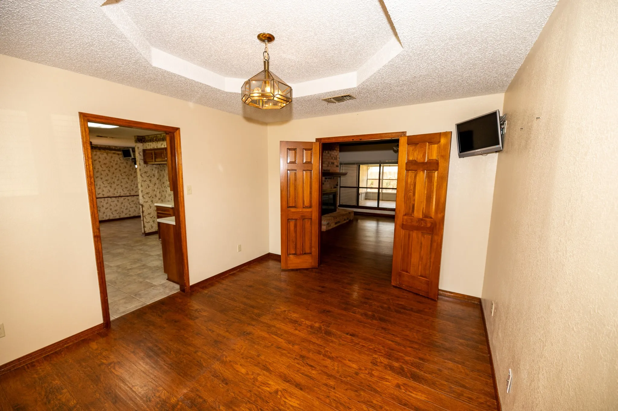 Single Family Residence For Sale in Hopkins County , 104 Cedar Springs Boulevard, Sulphur Springs, Texas 75482, 3 Bedroom, 2 Bathroom, 2 Garage spaces, 1,937 Sqft, built in 1984, mls#21372880, Real Estate Agent in Sulphur Springs, Homes For Sale in Hopkins county, Homes For Sale in Sulphur Springs, Realtor in Sulphur Springs Texas, Real Estate Brokerage Independent Realty Texas, Luminita Cordes Realtor