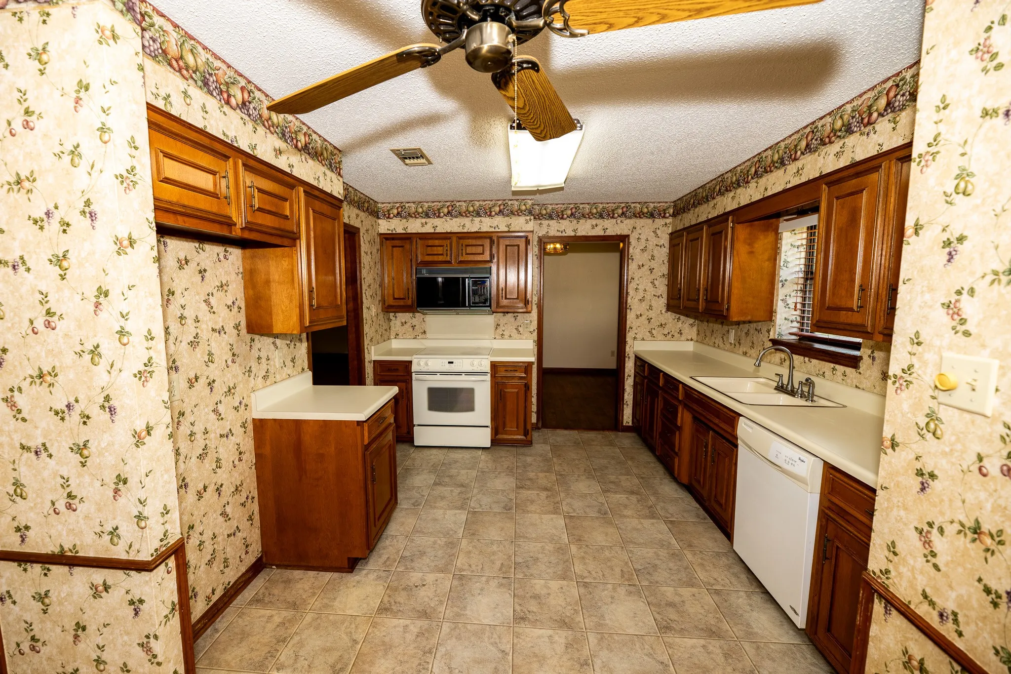 Single Family Residence For Sale in Hopkins County , 104 Cedar Springs Boulevard, Sulphur Springs, Texas 75482, 3 Bedroom, 2 Bathroom, 2 Garage spaces, 1,937 Sqft, built in 1984, mls#21372880, Real Estate Agent in Sulphur Springs, Homes For Sale in Hopkins county, Homes For Sale in Sulphur Springs, Realtor in Sulphur Springs Texas, Real Estate Brokerage Independent Realty Texas, Luminita Cordes Realtor