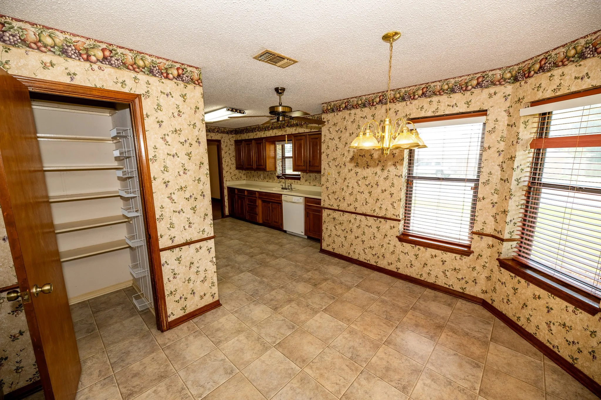 Single Family Residence For Sale in Hopkins County , 104 Cedar Springs Boulevard, Sulphur Springs, Texas 75482, 3 Bedroom, 2 Bathroom, 2 Garage spaces, 1,937 Sqft, built in 1984, mls#21372880, Real Estate Agent in Sulphur Springs, Homes For Sale in Hopkins county, Homes For Sale in Sulphur Springs, Realtor in Sulphur Springs Texas, Real Estate Brokerage Independent Realty Texas, Luminita Cordes Realtor