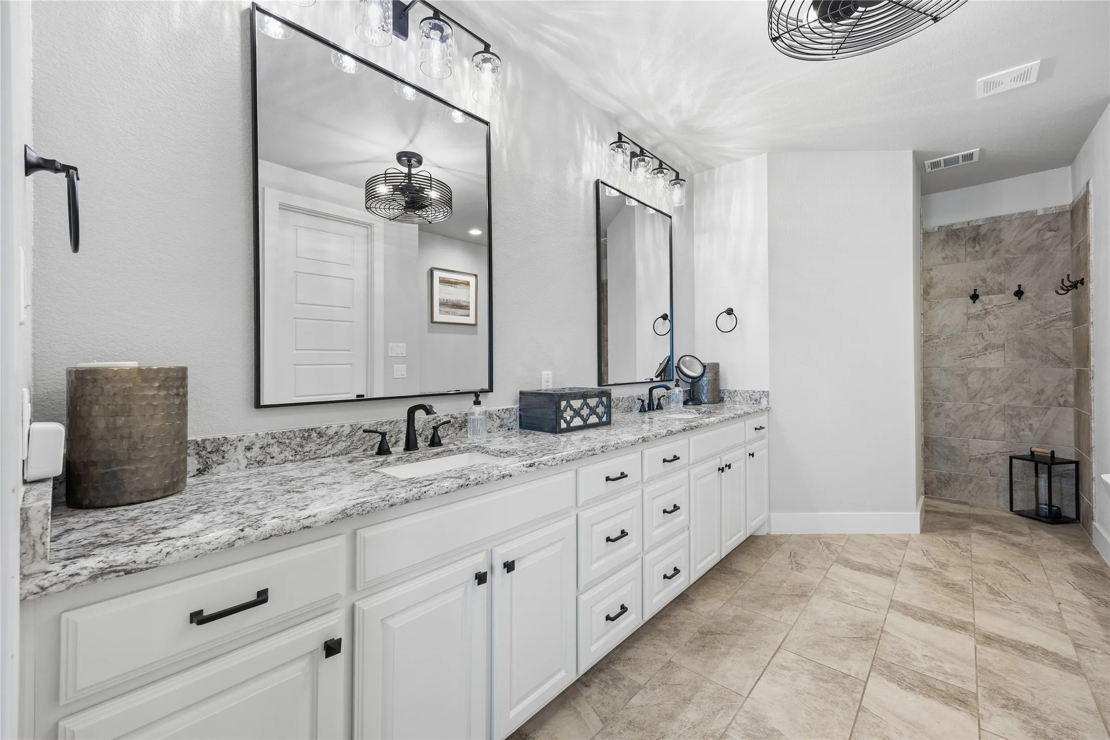 Single Family Residence For Sale in Parker County , 1345 Crown Valley Drive, Weatherford, Texas 76087, 4 Bedroom, 3 Bathroom, 3 Garage spaces, 3,488 Sqft, built in 2020, mls#21370474, Real Estate Agent in Weatherford, Homes For Sale in Parker county, Homes For Sale in Weatherford, Realtor in Weatherford Texas, Real Estate Brokerage Independent Realty Texas, Luminita Cordes Realtor