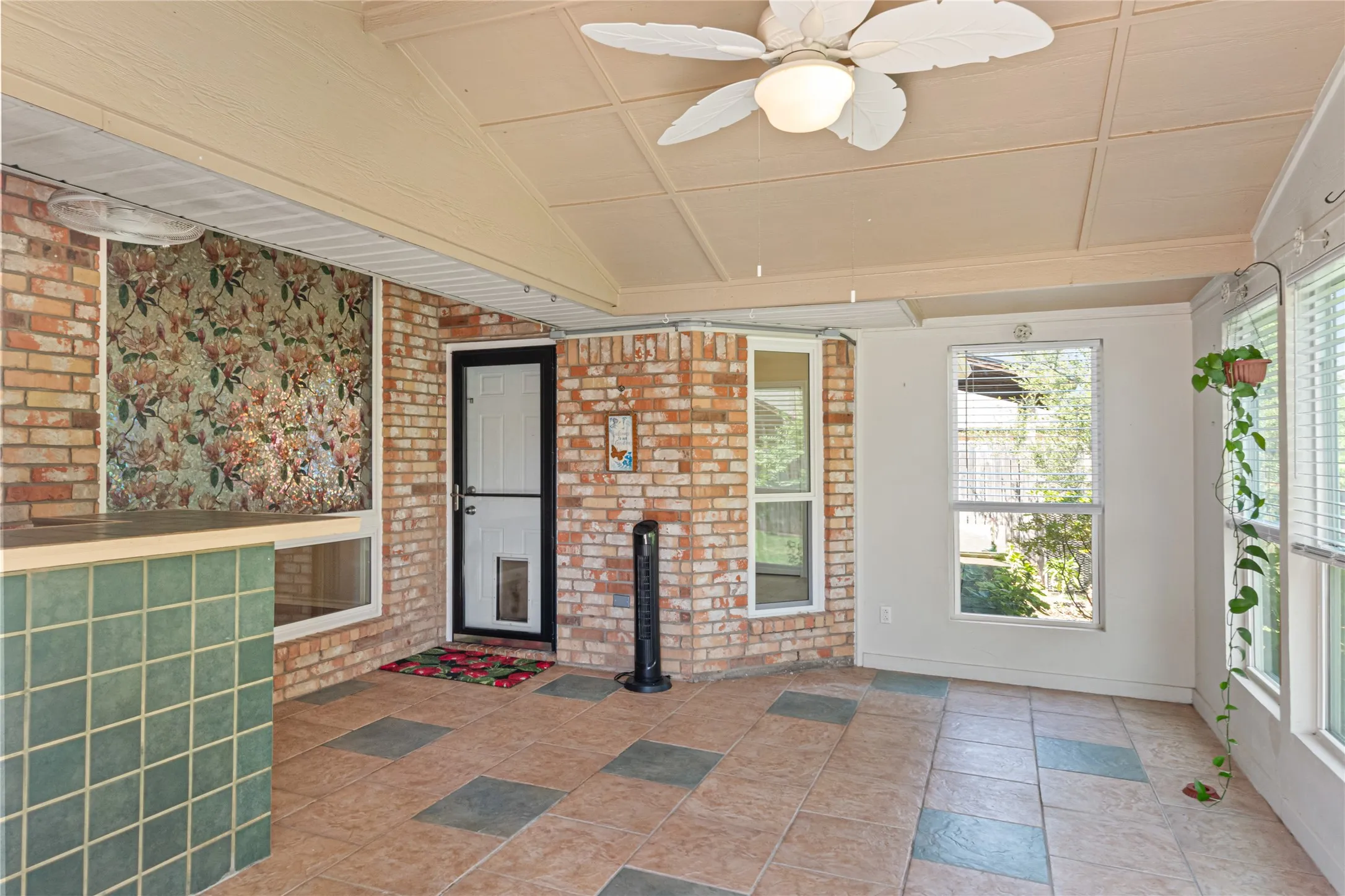 Single Family Residence For Sale in Tarrant County , 1327 Pegasus Drive, Arlington, Texas 76013, 4 Bedroom, 2 Bathroom, 2 Garage spaces, 1,879 Sqft, built in 1998, mls#21372886, Real Estate Agent in Arlington, Homes For Sale in Tarrant county, Homes For Sale in Arlington, Realtor in Arlington Texas, Real Estate Brokerage Independent Realty Texas, Luminita Cordes Realtor