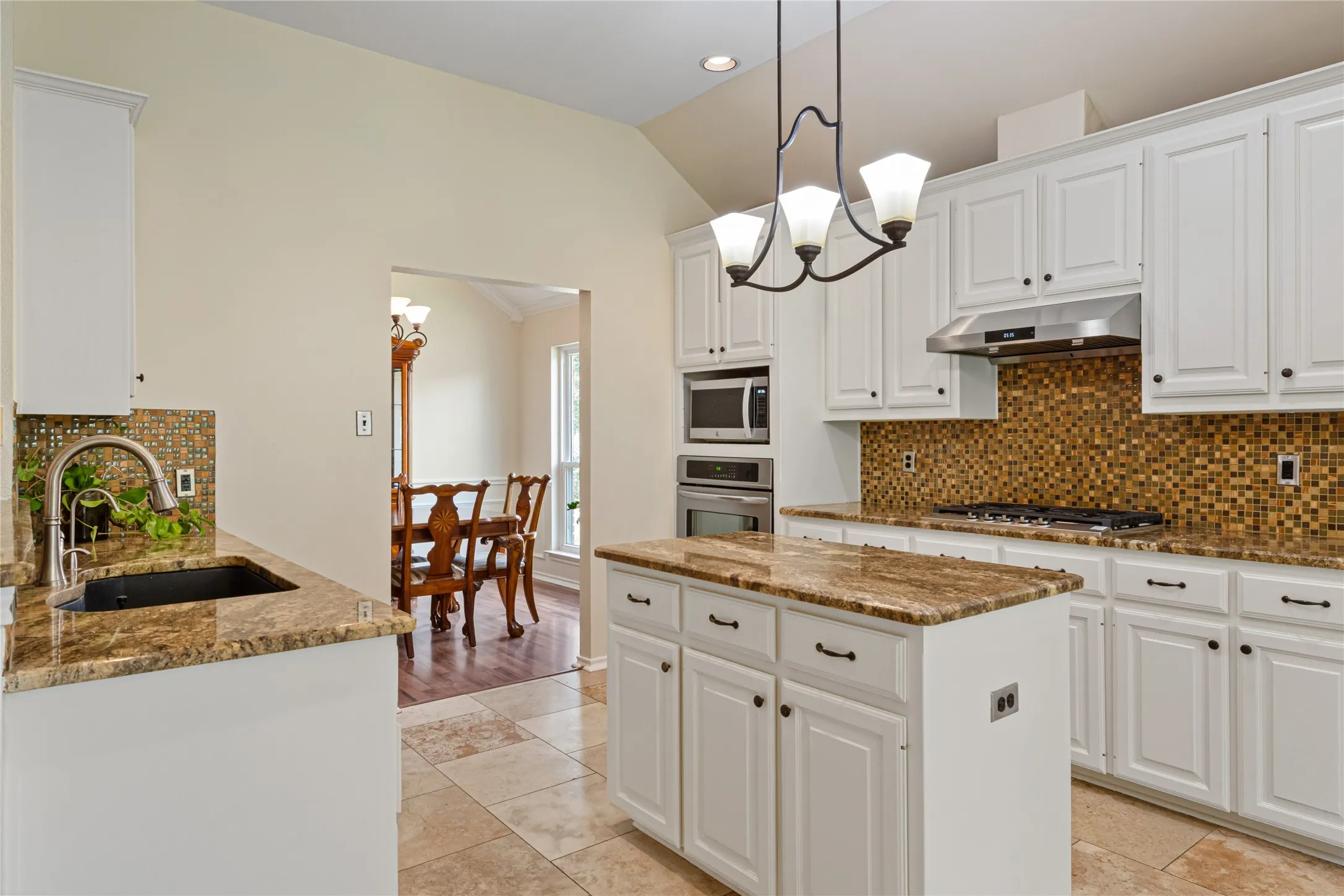 Single Family Residence For Sale in Tarrant County , 1327 Pegasus Drive, Arlington, Texas 76013, 4 Bedroom, 2 Bathroom, 2 Garage spaces, 1,879 Sqft, built in 1998, mls#21372886, Real Estate Agent in Arlington, Homes For Sale in Tarrant county, Homes For Sale in Arlington, Realtor in Arlington Texas, Real Estate Brokerage Independent Realty Texas, Luminita Cordes Realtor