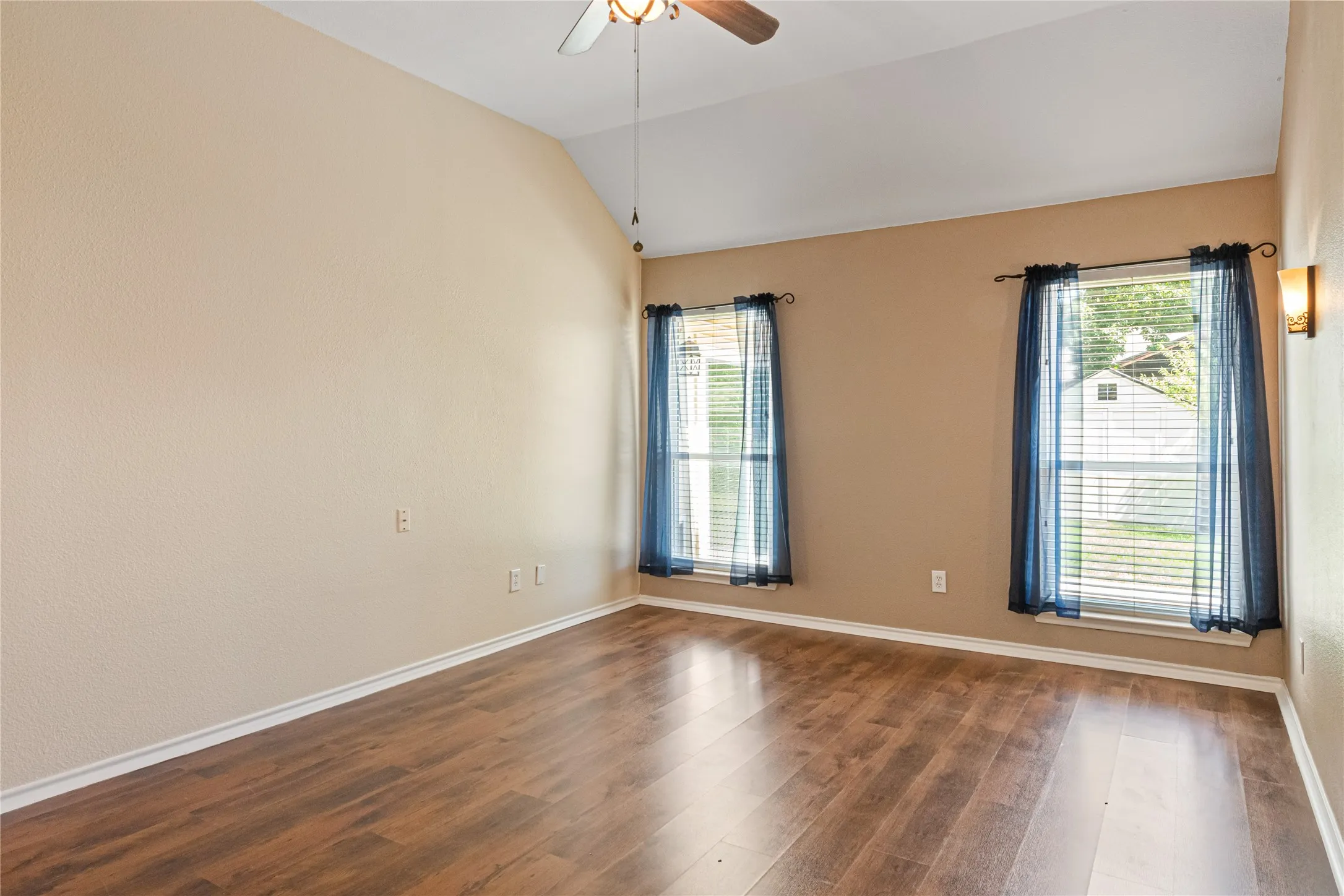 Single Family Residence For Sale in Tarrant County , 1327 Pegasus Drive, Arlington, Texas 76013, 4 Bedroom, 2 Bathroom, 2 Garage spaces, 1,879 Sqft, built in 1998, mls#21372886, Real Estate Agent in Arlington, Homes For Sale in Tarrant county, Homes For Sale in Arlington, Realtor in Arlington Texas, Real Estate Brokerage Independent Realty Texas, Luminita Cordes Realtor