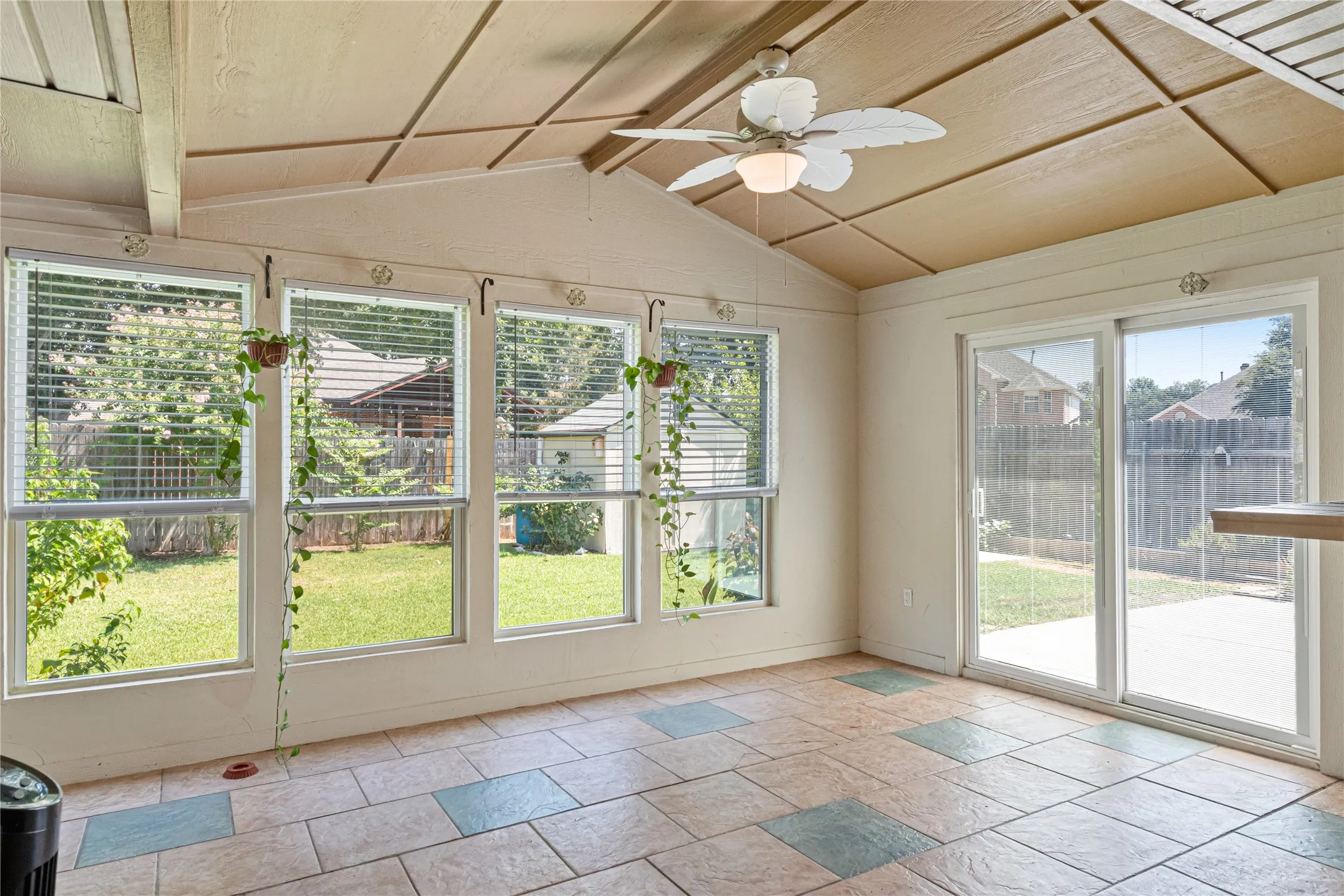 Single Family Residence For Sale in Tarrant County , 1327 Pegasus Drive, Arlington, Texas 76013, 4 Bedroom, 2 Bathroom, 2 Garage spaces, 1,879 Sqft, built in 1998, mls#21372886, Real Estate Agent in Arlington, Homes For Sale in Tarrant county, Homes For Sale in Arlington, Realtor in Arlington Texas, Real Estate Brokerage Independent Realty Texas, Luminita Cordes Realtor