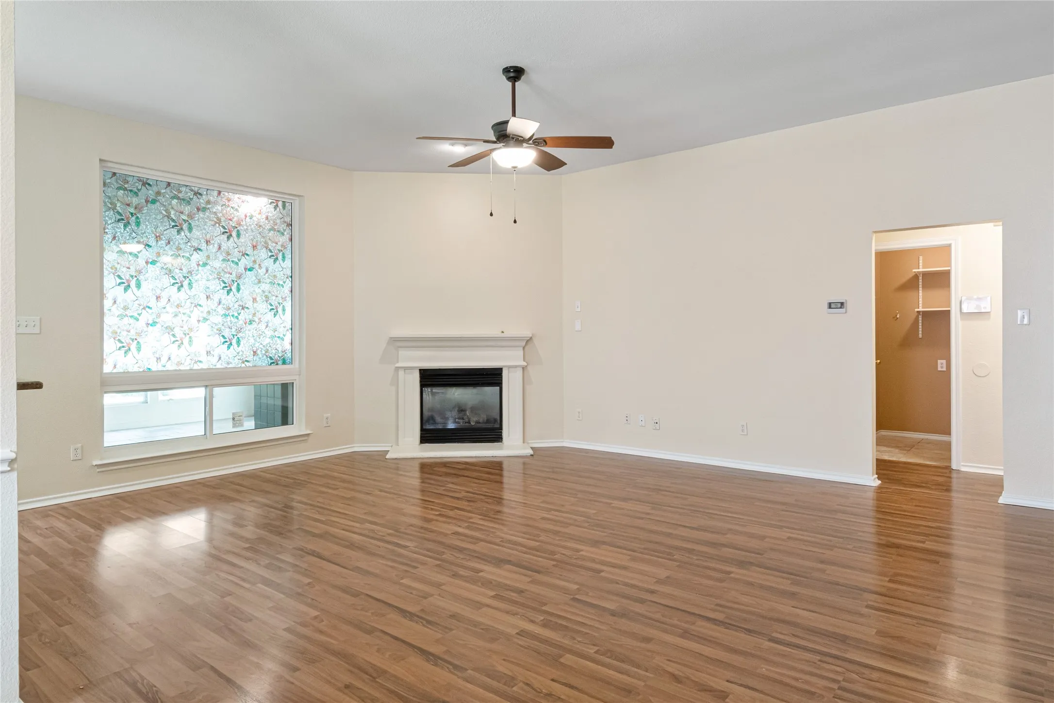 Single Family Residence For Sale in Tarrant County , 1327 Pegasus Drive, Arlington, Texas 76013, 4 Bedroom, 2 Bathroom, 2 Garage spaces, 1,879 Sqft, built in 1998, mls#21372886, Real Estate Agent in Arlington, Homes For Sale in Tarrant county, Homes For Sale in Arlington, Realtor in Arlington Texas, Real Estate Brokerage Independent Realty Texas, Luminita Cordes Realtor