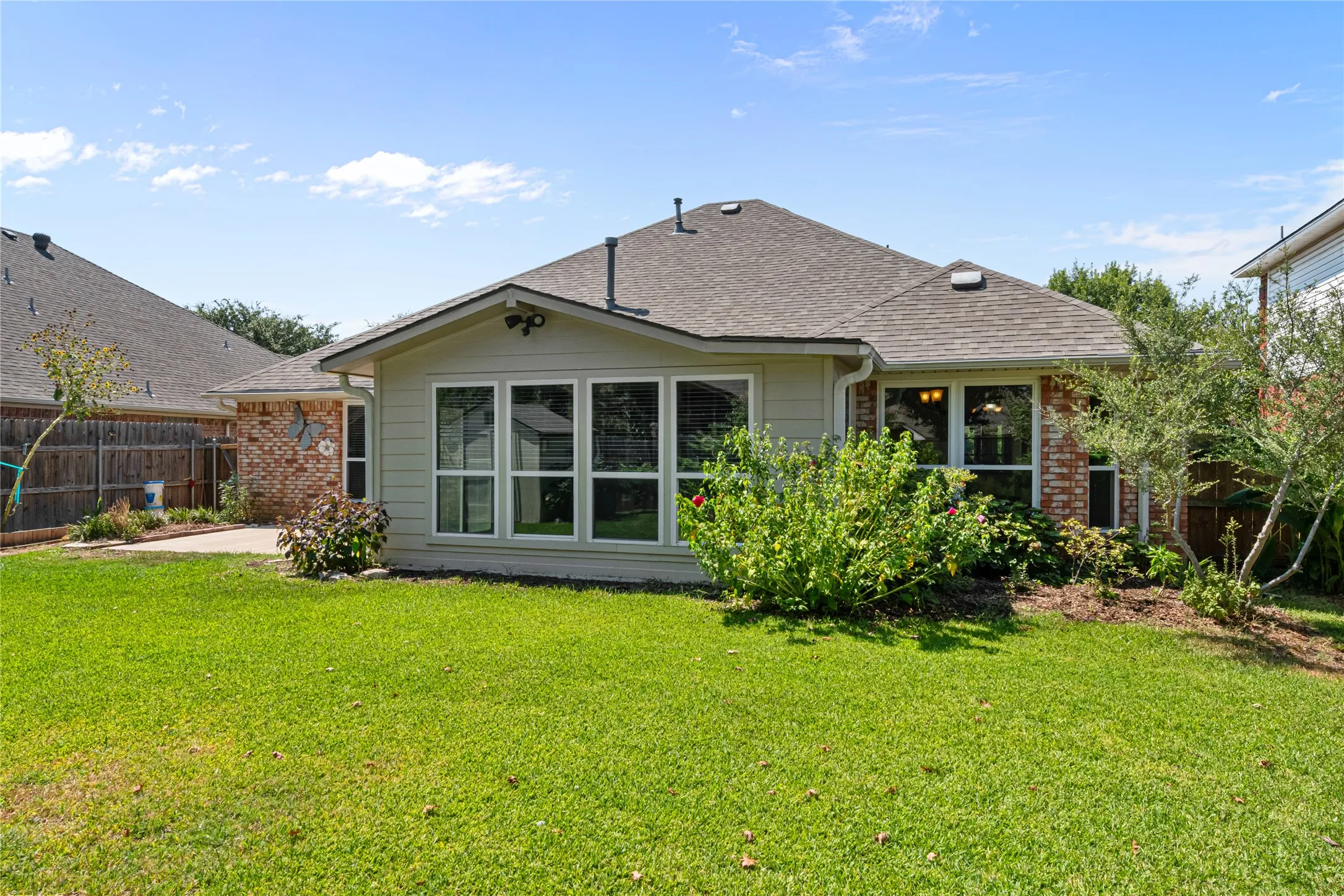 Single Family Residence For Sale in Tarrant County , 1327 Pegasus Drive, Arlington, Texas 76013, 4 Bedroom, 2 Bathroom, 2 Garage spaces, 1,879 Sqft, built in 1998, mls#21372886, Real Estate Agent in Arlington, Homes For Sale in Tarrant county, Homes For Sale in Arlington, Realtor in Arlington Texas, Real Estate Brokerage Independent Realty Texas, Luminita Cordes Realtor
