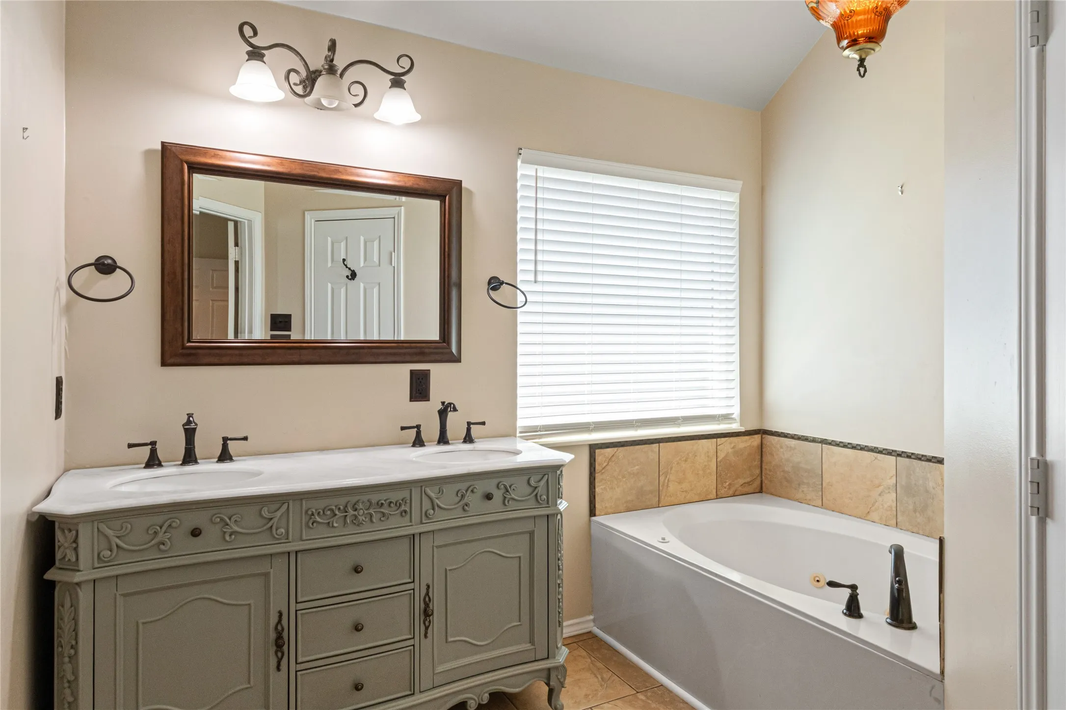 Single Family Residence For Sale in Tarrant County , 1327 Pegasus Drive, Arlington, Texas 76013, 4 Bedroom, 2 Bathroom, 2 Garage spaces, 1,879 Sqft, built in 1998, mls#21372886, Real Estate Agent in Arlington, Homes For Sale in Tarrant county, Homes For Sale in Arlington, Realtor in Arlington Texas, Real Estate Brokerage Independent Realty Texas, Luminita Cordes Realtor
