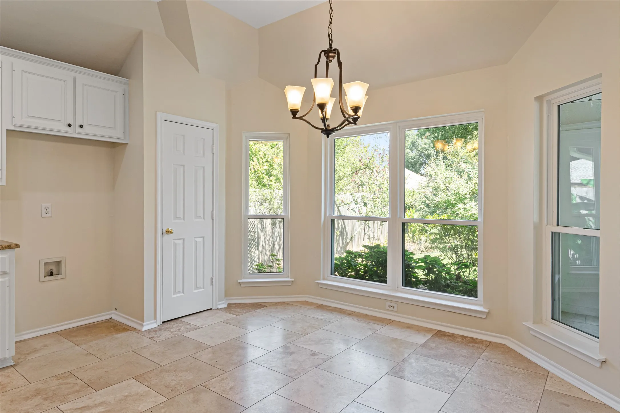 Single Family Residence For Sale in Tarrant County , 1327 Pegasus Drive, Arlington, Texas 76013, 4 Bedroom, 2 Bathroom, 2 Garage spaces, 1,879 Sqft, built in 1998, mls#21372886, Real Estate Agent in Arlington, Homes For Sale in Tarrant county, Homes For Sale in Arlington, Realtor in Arlington Texas, Real Estate Brokerage Independent Realty Texas, Luminita Cordes Realtor