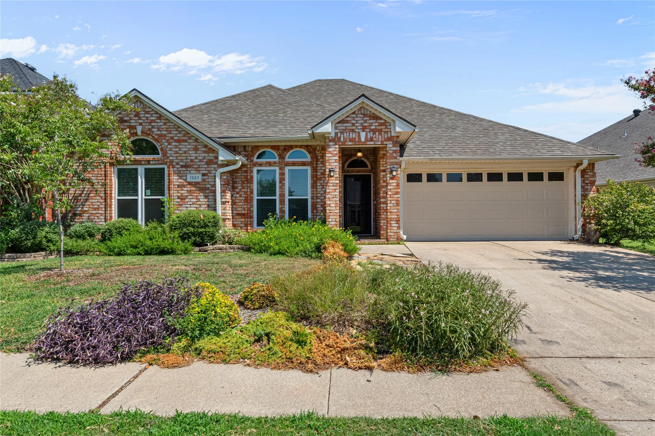 Single Family Residence For Sale in Tarrant County , 1327 Pegasus Drive, Arlington, Texas 76013, 4 Bedroom, 2 Bathroom, 2 Garage spaces, 1,879 Sqft, built in 1998, mls#21372886, Real Estate Agent in Arlington, Homes For Sale in Tarrant county, Homes For Sale in Arlington, Realtor in Arlington Texas, Real Estate Brokerage Independent Realty Texas, Luminita Cordes Realtor