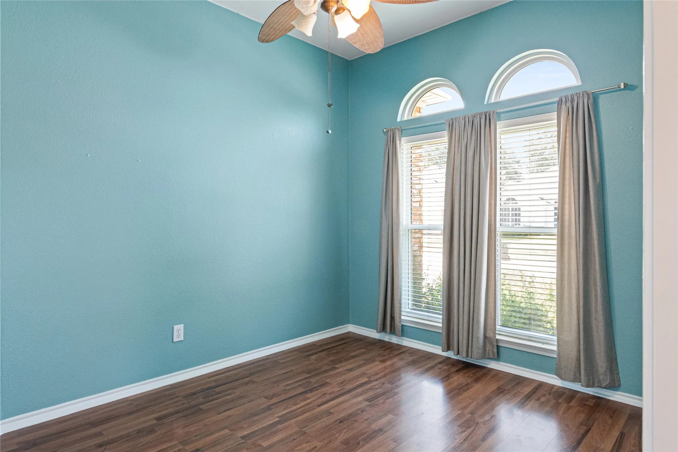 Single Family Residence For Sale in Tarrant County , 1327 Pegasus Drive, Arlington, Texas 76013, 4 Bedroom, 2 Bathroom, 2 Garage spaces, 1,879 Sqft, built in 1998, mls#21372886, Real Estate Agent in Arlington, Homes For Sale in Tarrant county, Homes For Sale in Arlington, Realtor in Arlington Texas, Real Estate Brokerage Independent Realty Texas, Luminita Cordes Realtor