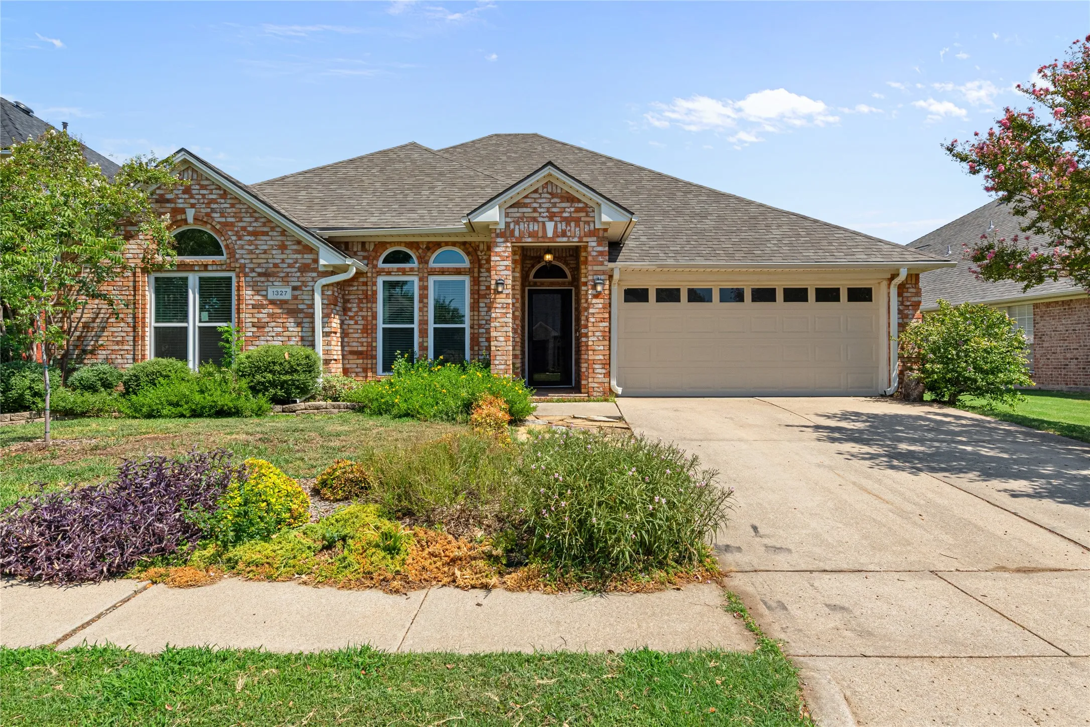 Single Family Residence For Sale in Tarrant County , 1327 Pegasus Drive, Arlington, Texas 76013, 4 Bedroom, 2 Bathroom, 2 Garage spaces, 1,879 Sqft, built in 1998, mls#21372886, Real Estate Agent in Arlington, Homes For Sale in Tarrant county, Homes For Sale in Arlington, Realtor in Arlington Texas, Real Estate Brokerage Independent Realty Texas, Luminita Cordes Realtor