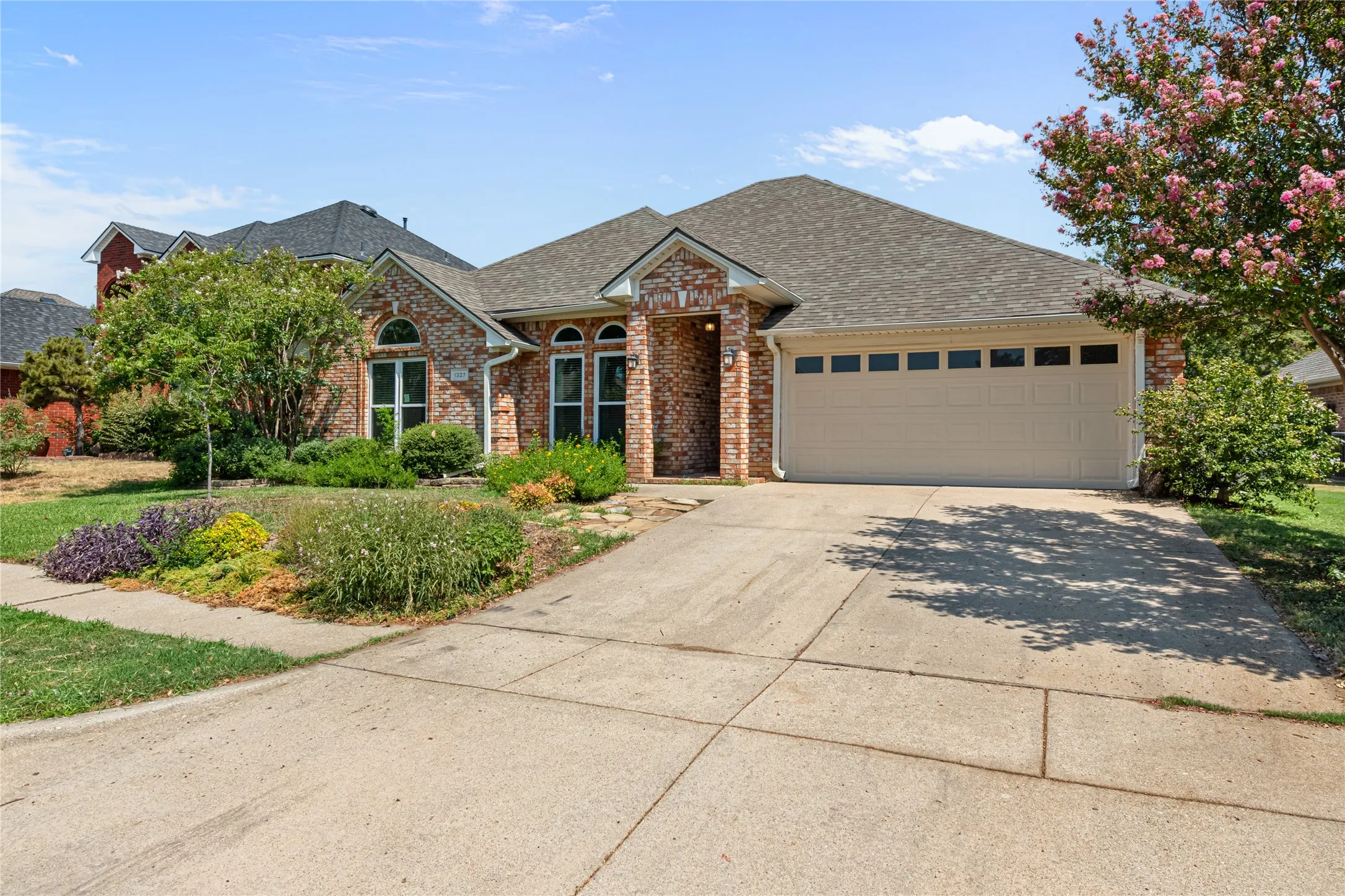 Single Family Residence For Sale in Tarrant County , 1327 Pegasus Drive, Arlington, Texas 76013, 4 Bedroom, 2 Bathroom, 2 Garage spaces, 1,879 Sqft, built in 1998, mls#21372886, Real Estate Agent in Arlington, Homes For Sale in Tarrant county, Homes For Sale in Arlington, Realtor in Arlington Texas, Real Estate Brokerage Independent Realty Texas, Luminita Cordes Realtor